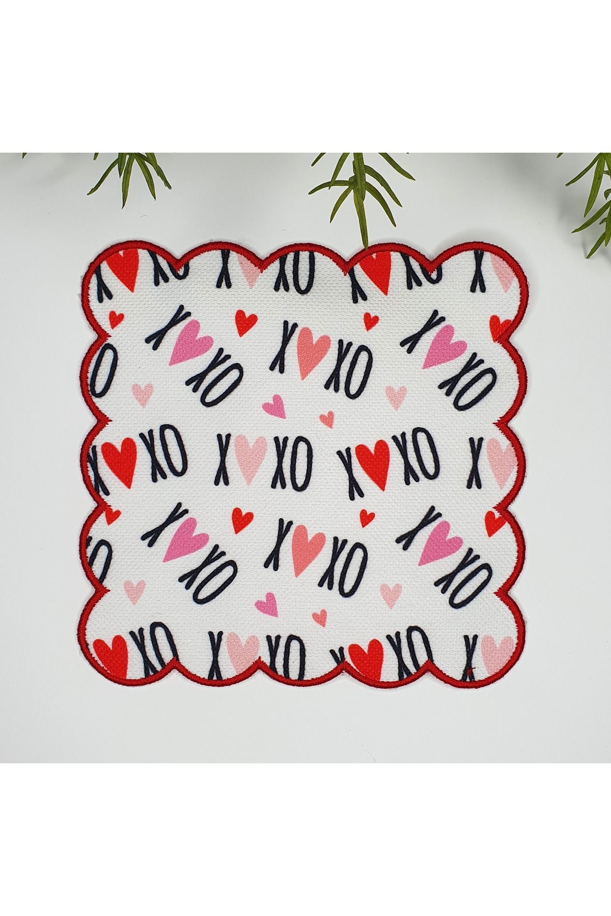 XOXO ve Kalpler Tasarımlı Etrafı Nakışlı Kumaş Kokteyl Peçetesi 1 Adet