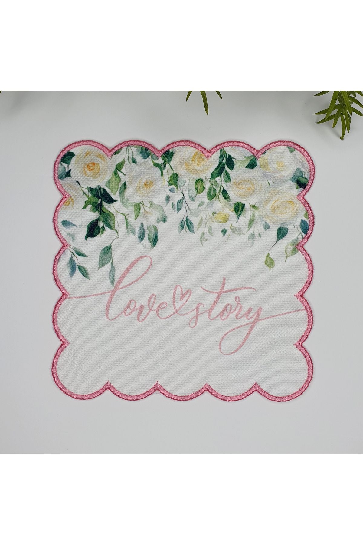 Love Story Sloganlı Beyaz Gül Desenli Nakış Kenar Kokteyl Peçetesi 1 Adet