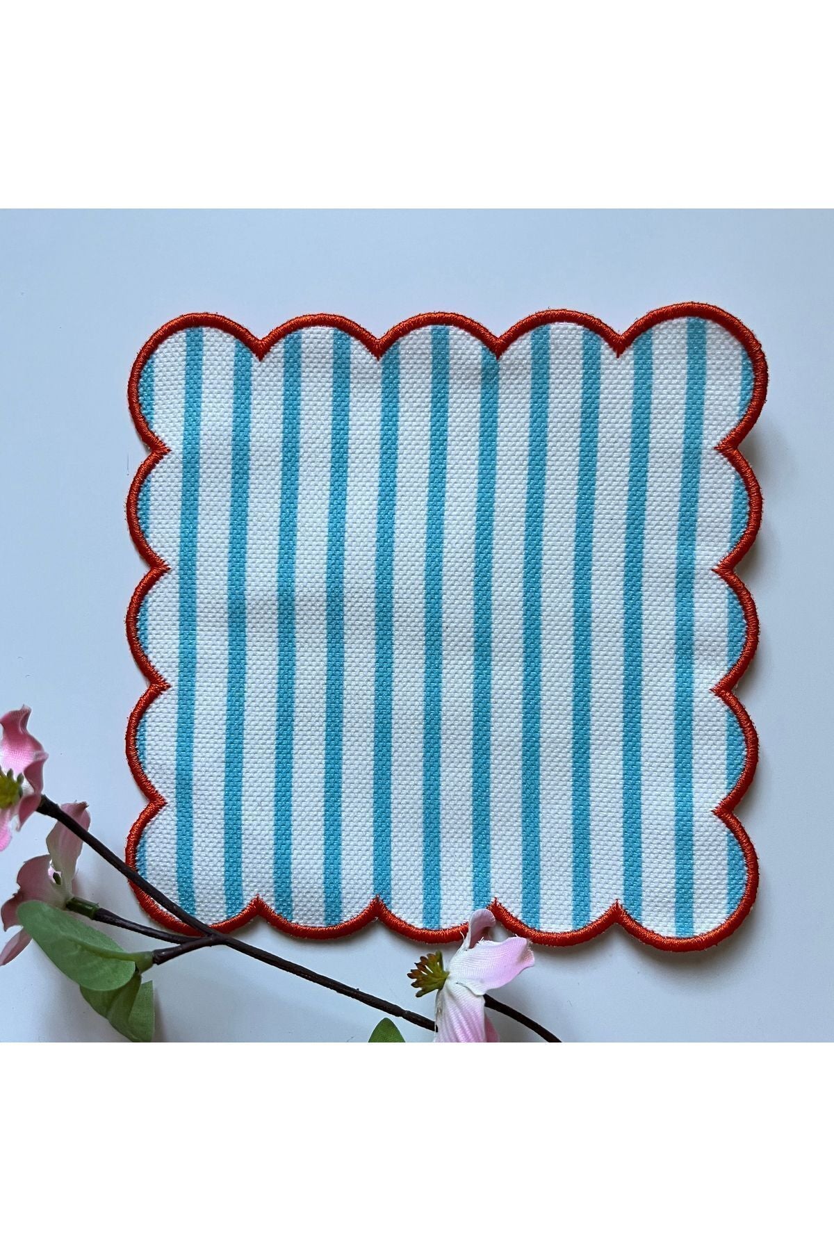 Mint Çizgi Desenli Dijital Baskılı, Kenarı Mercan Nakışlı Dekoratif Kokteyl Peçeteleri