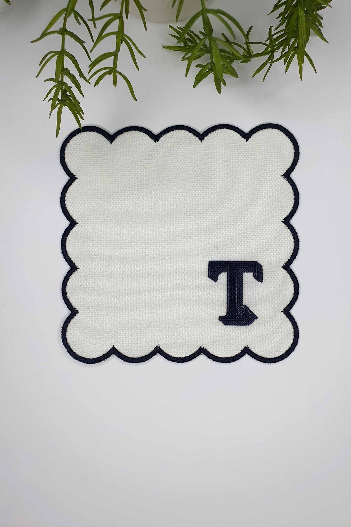 T Harfi Minimal Monogramlı Siyah Nakış Kenarlı Beyaz Kokteyl Peçetesi 1 Adet