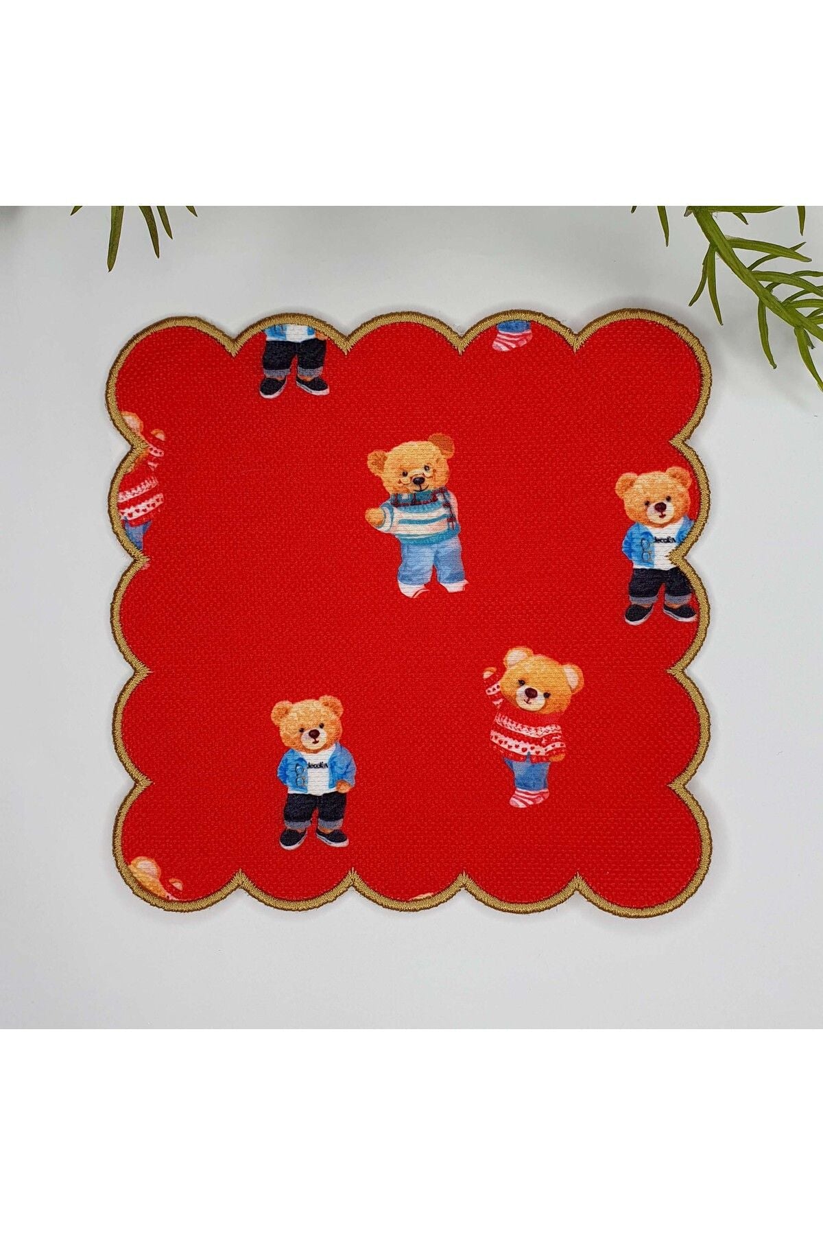 Kırmızı Zemin Teddy Ayıcıklı Dijital Baskılı Kenarı Nakışlı Kokteyl Peçetesi