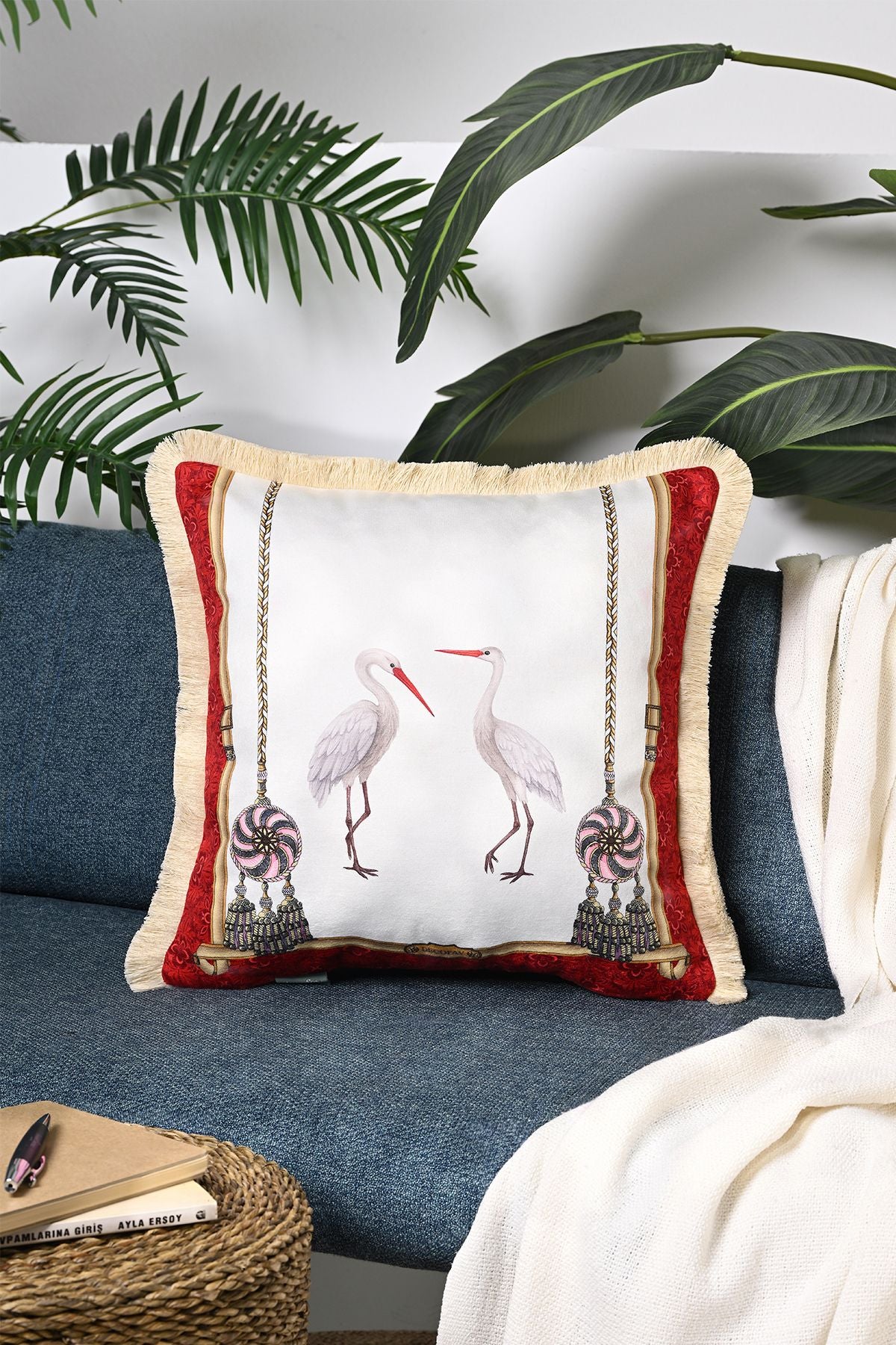 Kırmızı Çerçeveli Leylek Tasarımlı Saçaklı Kadife Kırlent Kılıfı - 43x43cm