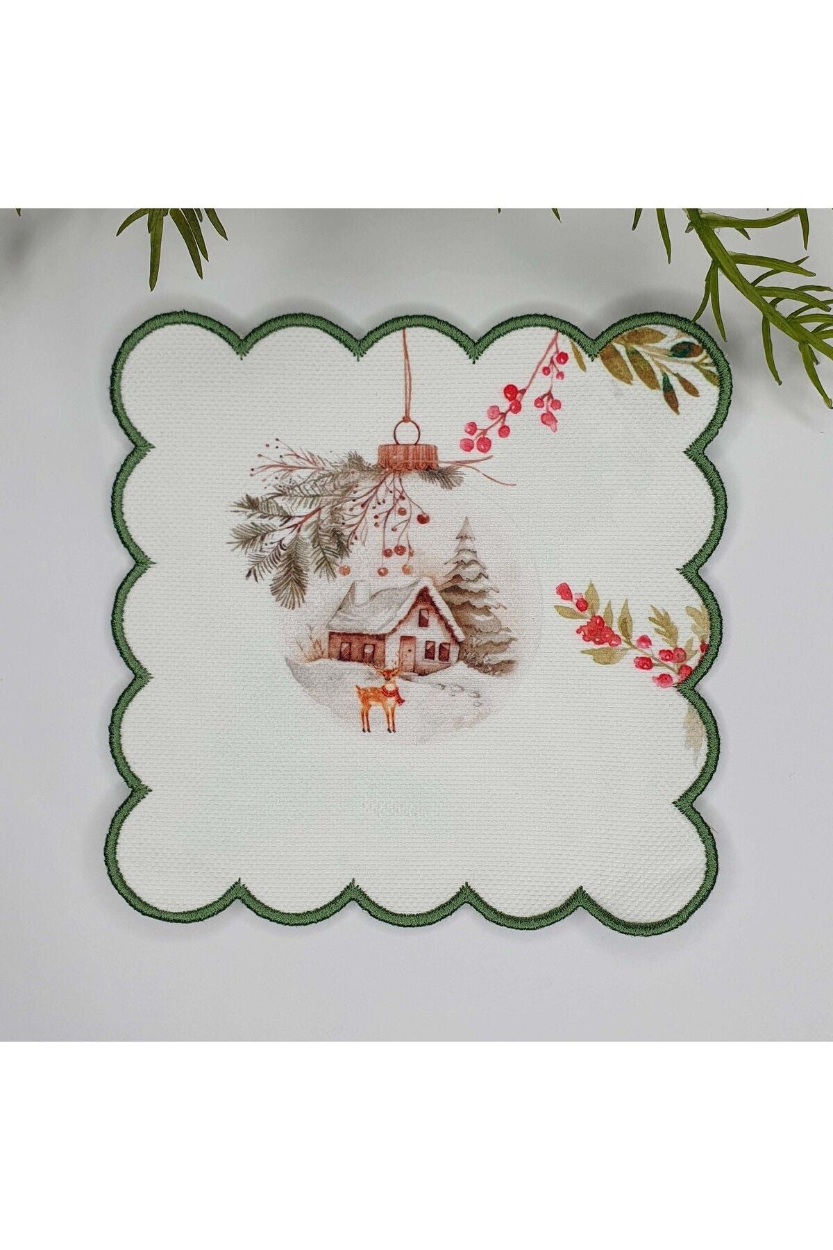 Sulu Boya Yılbaşı Küre Desenli Dijital Baskılı Kenarı Yeşil Nakışlı Kokteyl Peçetesi