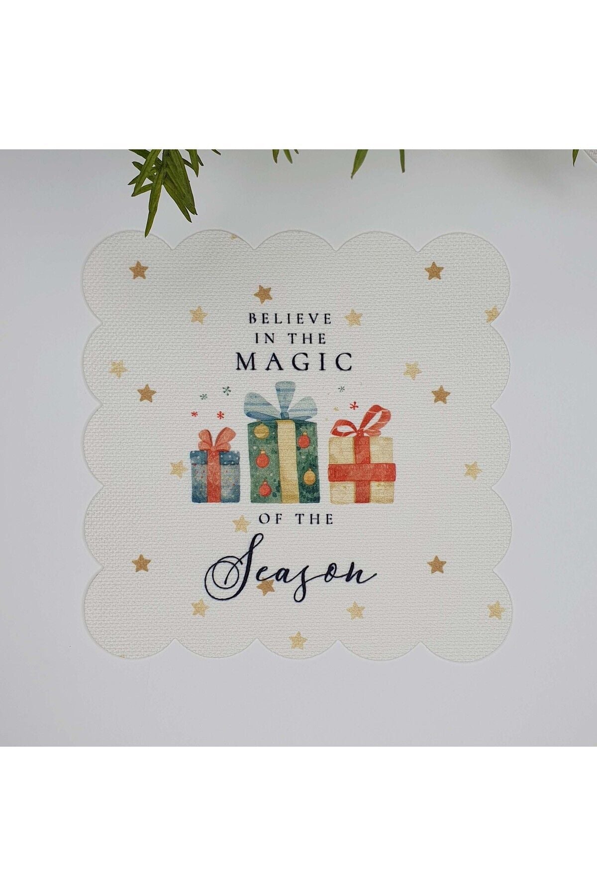 Sulu Boya Yılbaşı Hediye Kutuları ve Slogan Tasarımlı Lazer Kesim Kumaş Kokteyl Peçetesi 1 Adet