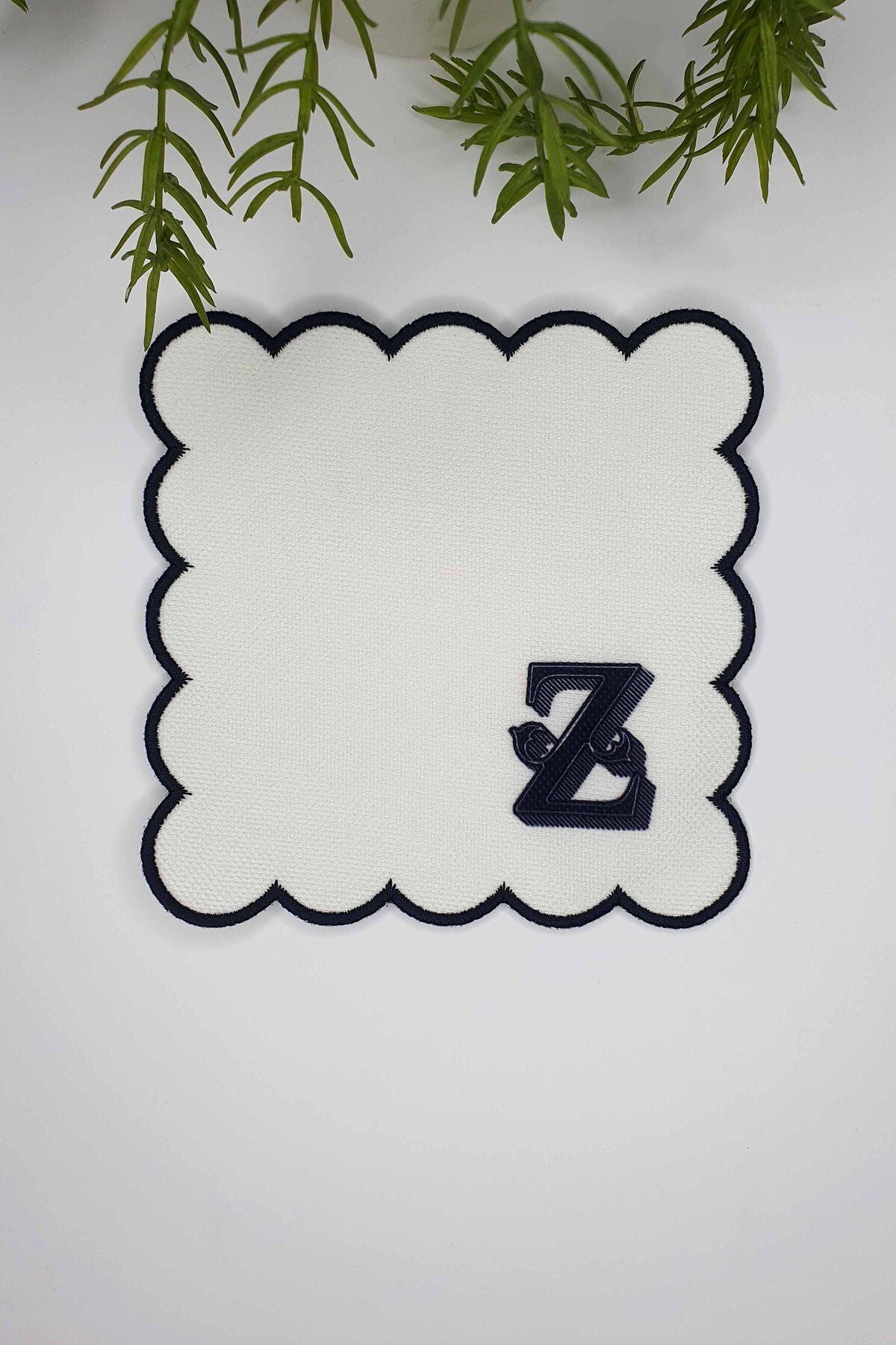 Z Harfi Minimal Monogramlı Siyah Nakış Kenarlı Beyaz Kokteyl Peçetesi 1 Adet