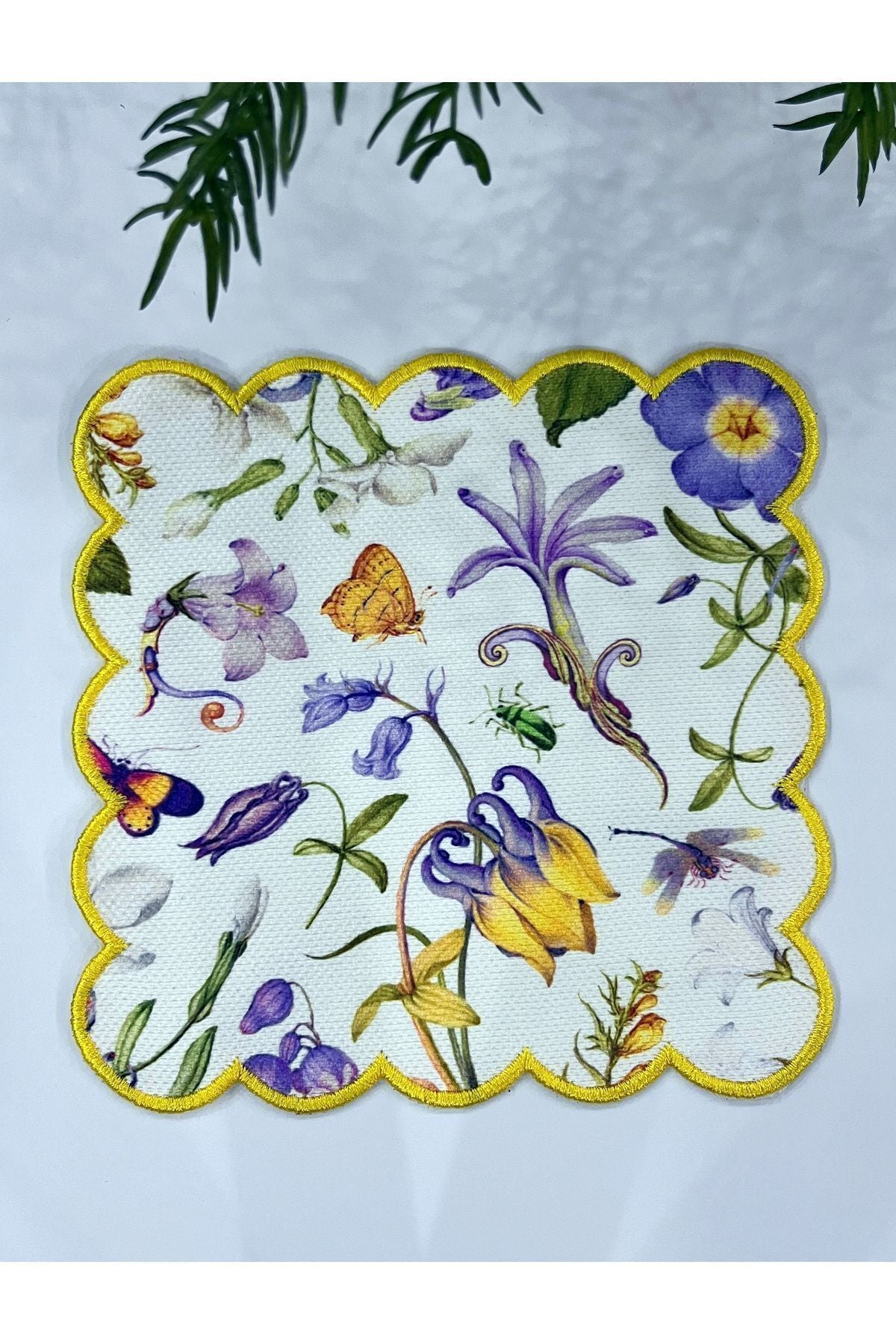 Mor Çiçekli Dijital Baskılı, Kenarı Sarı Nakışlı Dekoratif Kokteyl Peçeteleri