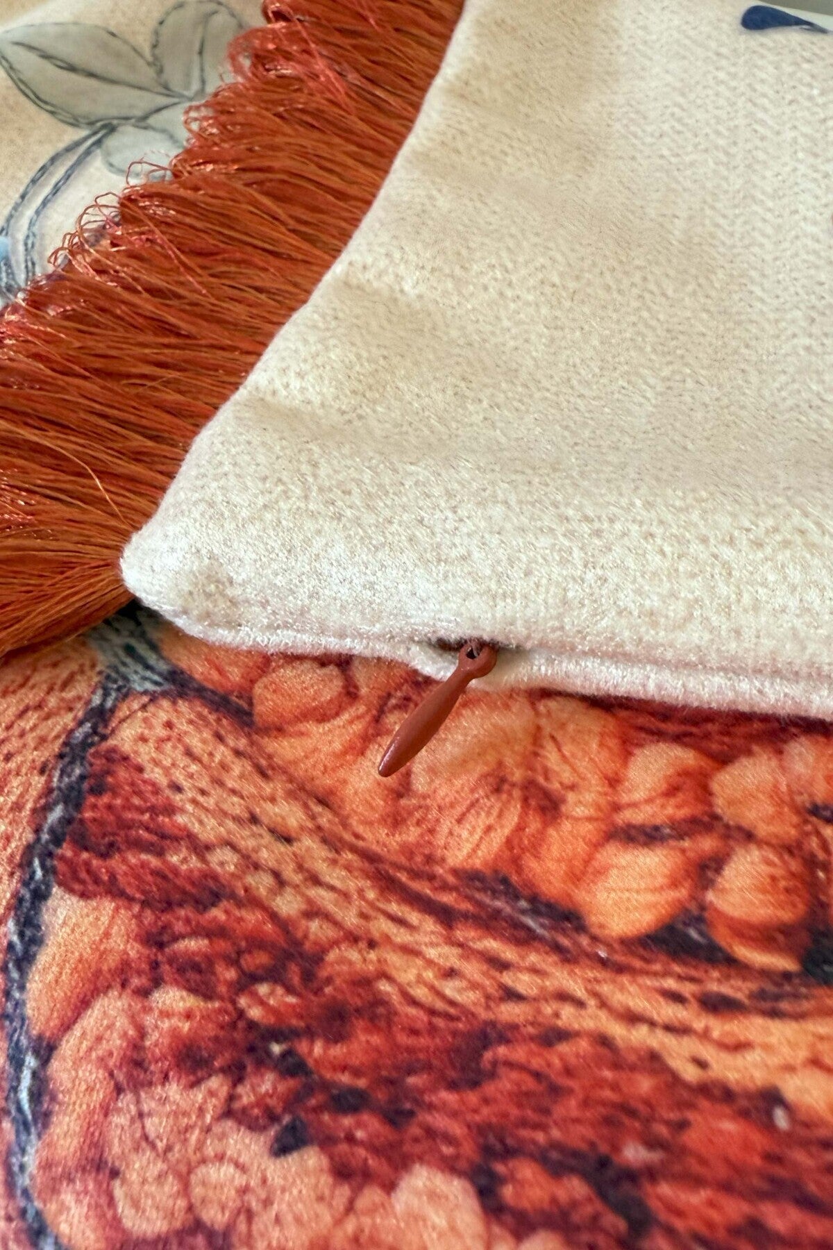 Kabak Tasarımlı Saçaklı Kırlent Kılıfı 3D Punch Nakış Efekt Dijital Baskılı 43x43cm