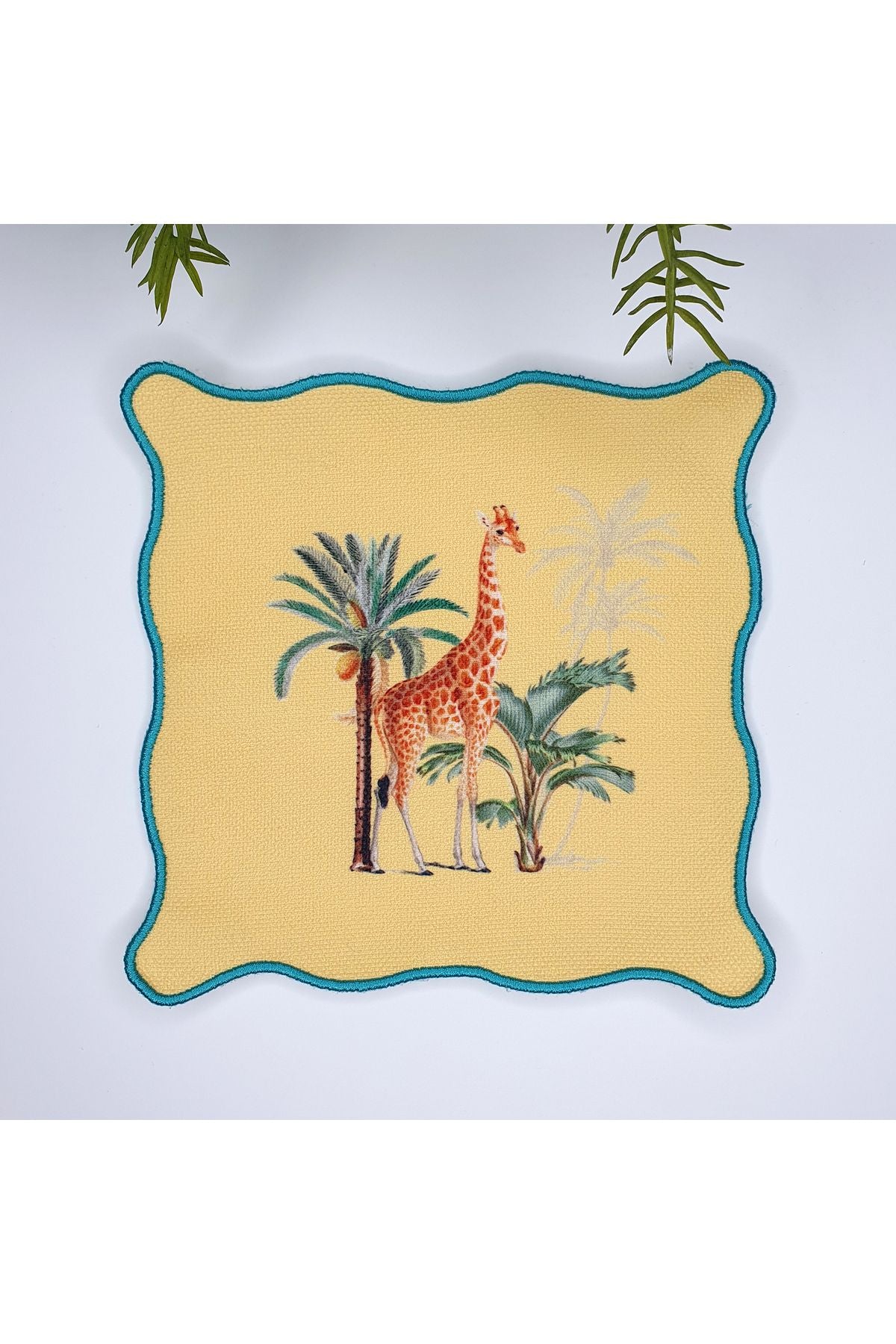 Sarı Zemin Zürafa ve Tropikal Ağaç Tasarımlı Nakış Kenar Kokteyl Peçetesi 1 Adet