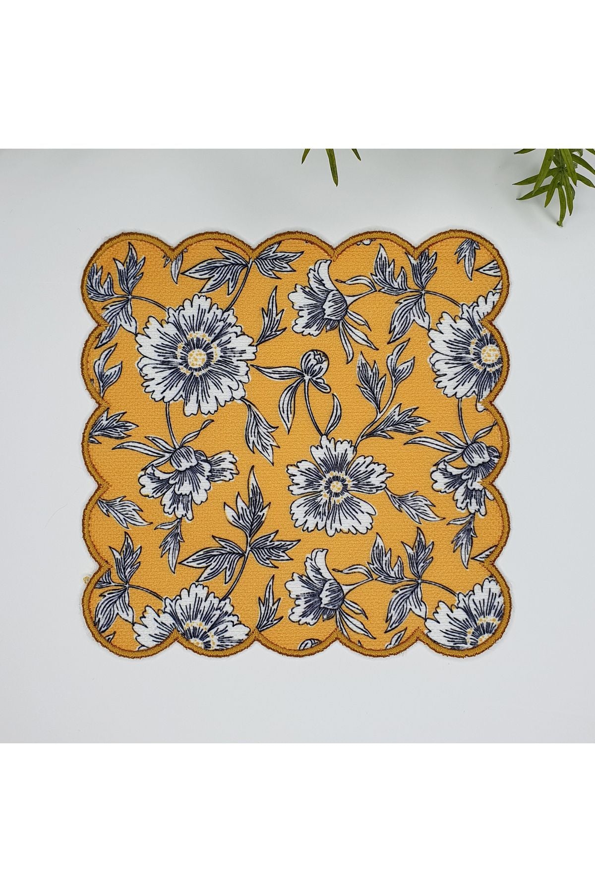 Sarı Zemin Siyah Beyaz Çiçek Desenli Nakış Kenar Kokteyl Peçetesi 1 Adet