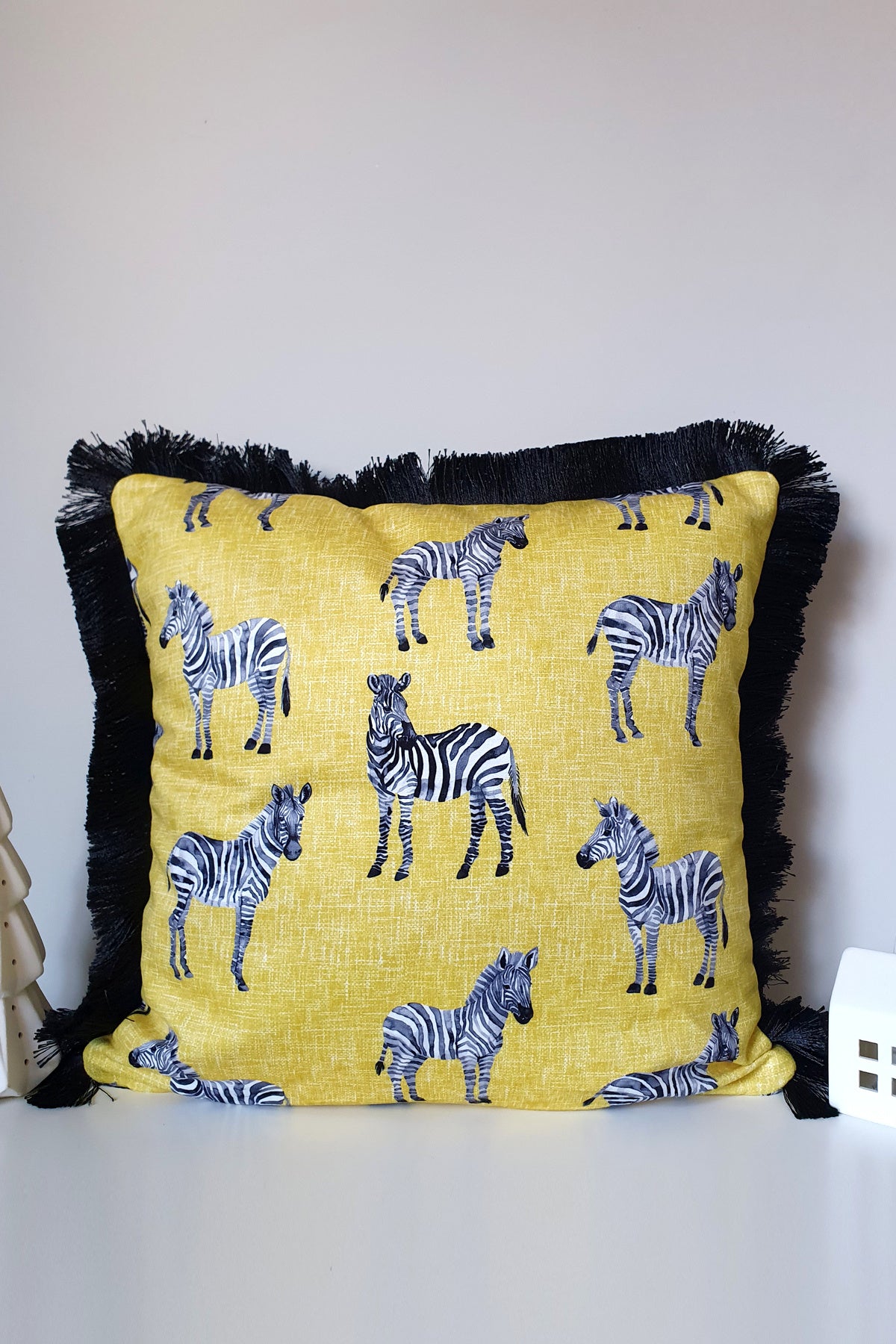 Zebra Tasarımlı Saçaklı Kadife Kırlent Kılıfı - 43x43cm