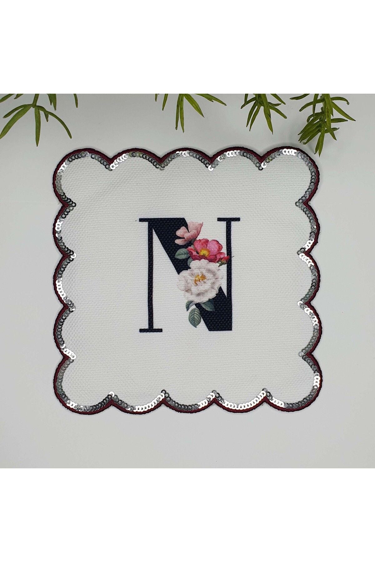 N Harfi Baskılı Kişiye Özel Pul İşlemeli Monogramlı Nakış Kenar Pullu Kokteyl Peçetesi 1 Adet