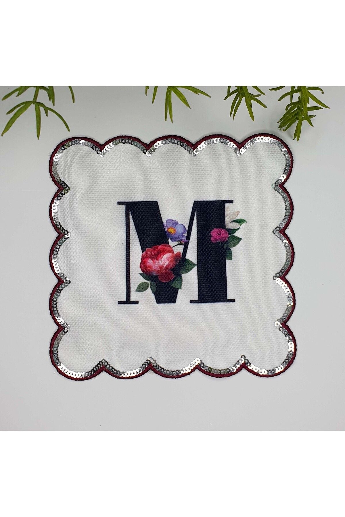 M Harfi Baskılı Kişiye Özel Pul İşlemeli Monogramlı Nakış Kenar Pullu Kokteyl Peçetesi 1 Adet