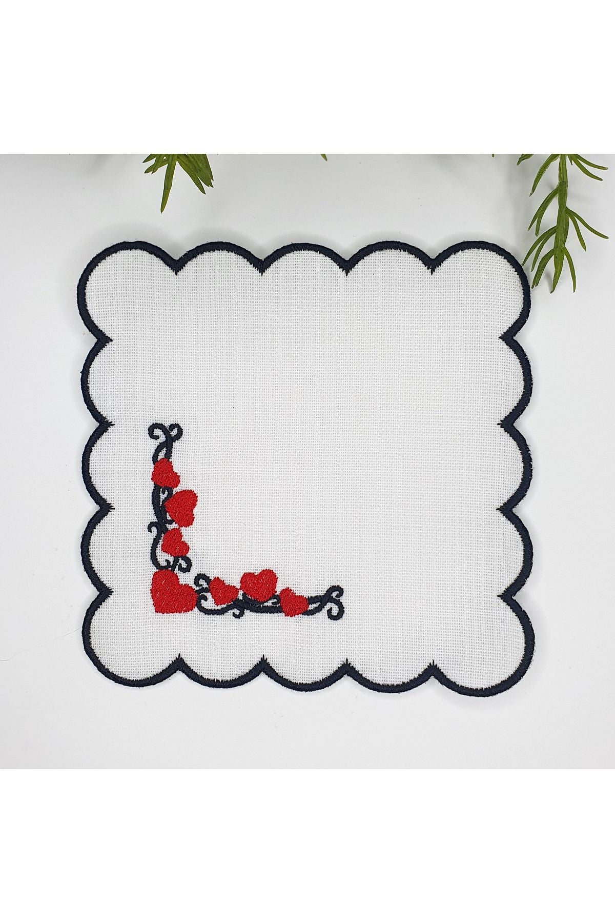 Dekoratif Kalpli Köşe Tasarımlı Siyah Kırmızı Nakışlı Kokteyl Peçetesi 1 Adet