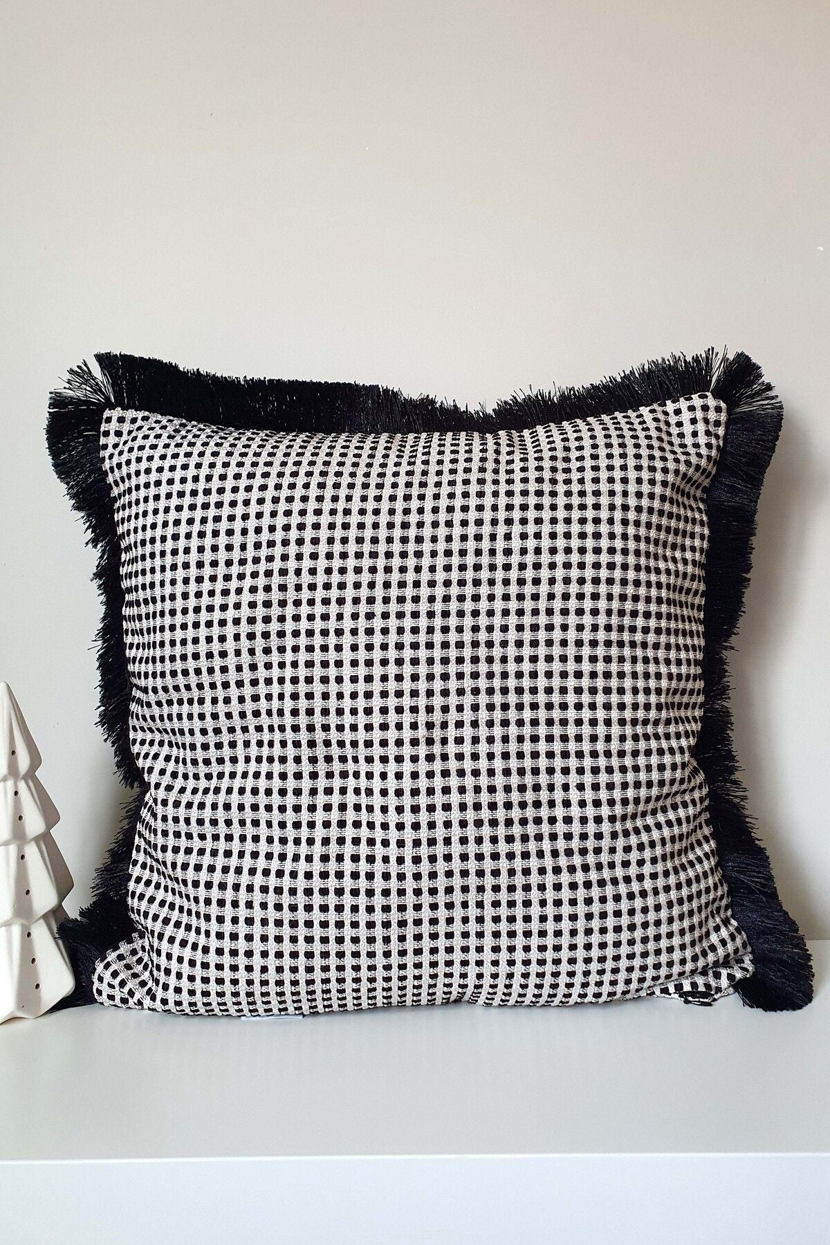 Siyah Beyaz Jakar Pötikare Dokulu Saçaklı Kırlent Kılıfı 43x43cm