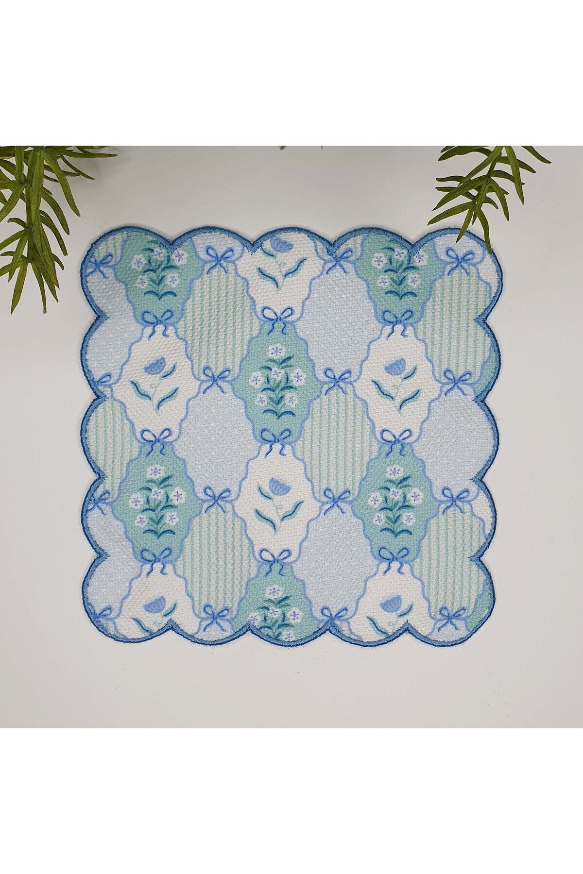 Pastel Çiçekler ve Fiyonk Tasarım Nakış Kenar Yıkanabilir Kokteyl Peçetesi 1 Adet