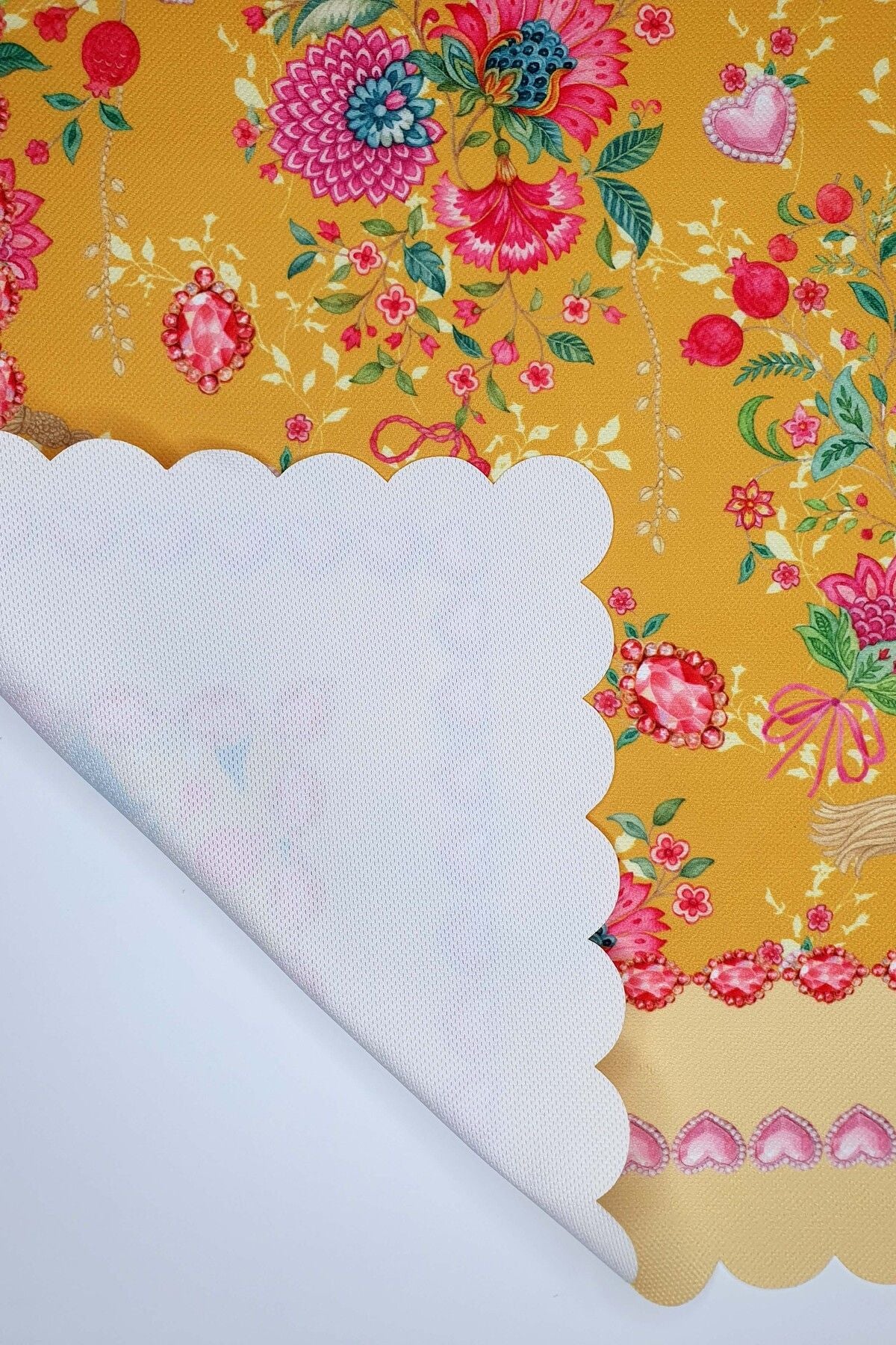 Love Bloom Kalpli Renkli Çiçekli Sarı Lazer Kesim Fırın Örtüsü