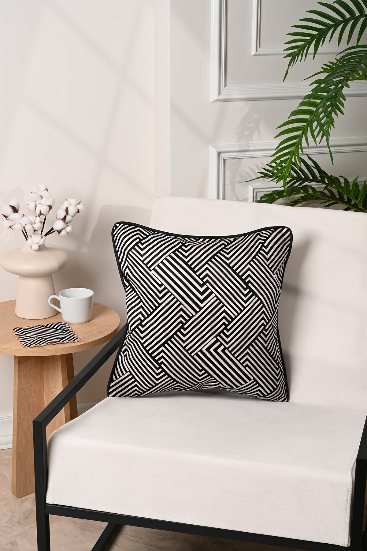 Geometrik Siyah Blok Desenli Deri Fitilli Kadife Kırlent Kılıfı 43x43cm