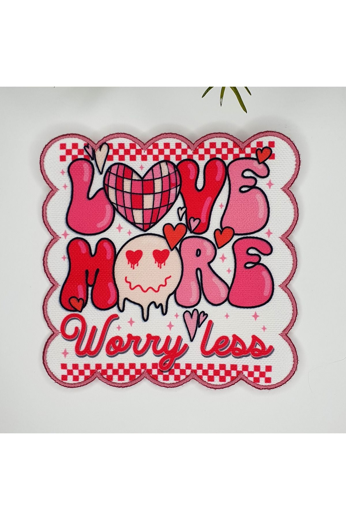 Love More Slogan Tasarımlı Nakış Kenar Kumaş Kokteyl Peçetesi 1 Adet
