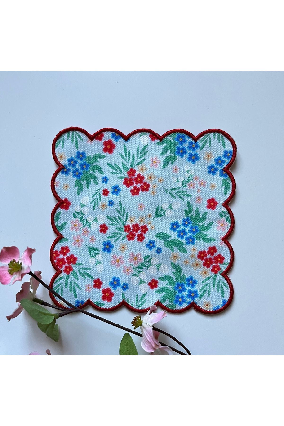 Nakışlı Çıtır Çiçekli Dijital Baskılı, Kenarı Kırmızı Nakışlı Dekoratif Kokteyl Peçeteleri