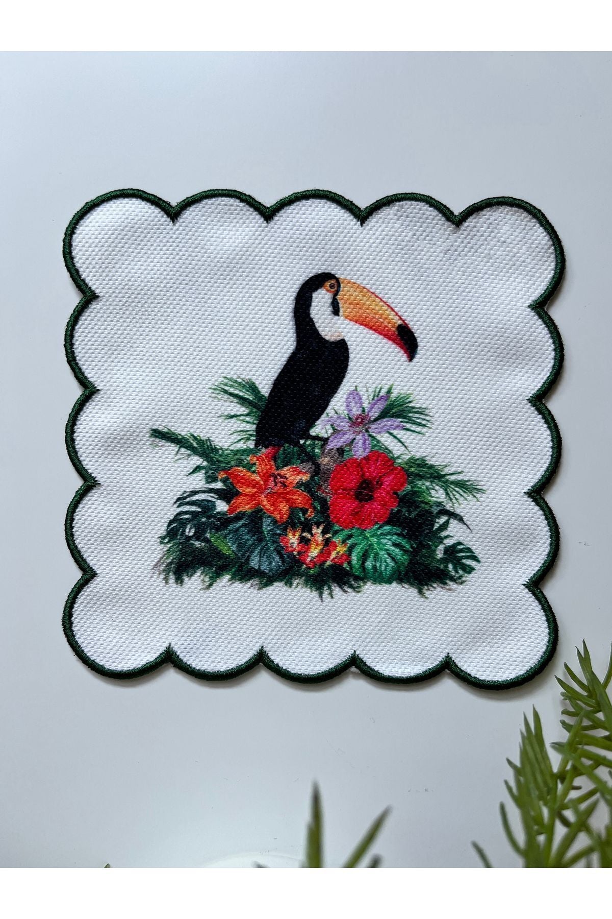 Tukan Papan ve Çiçek Desenli Dijital Baskılı, Kenarı Pembe Nakışlı Dekoratif Kokteyl Peçeteleri