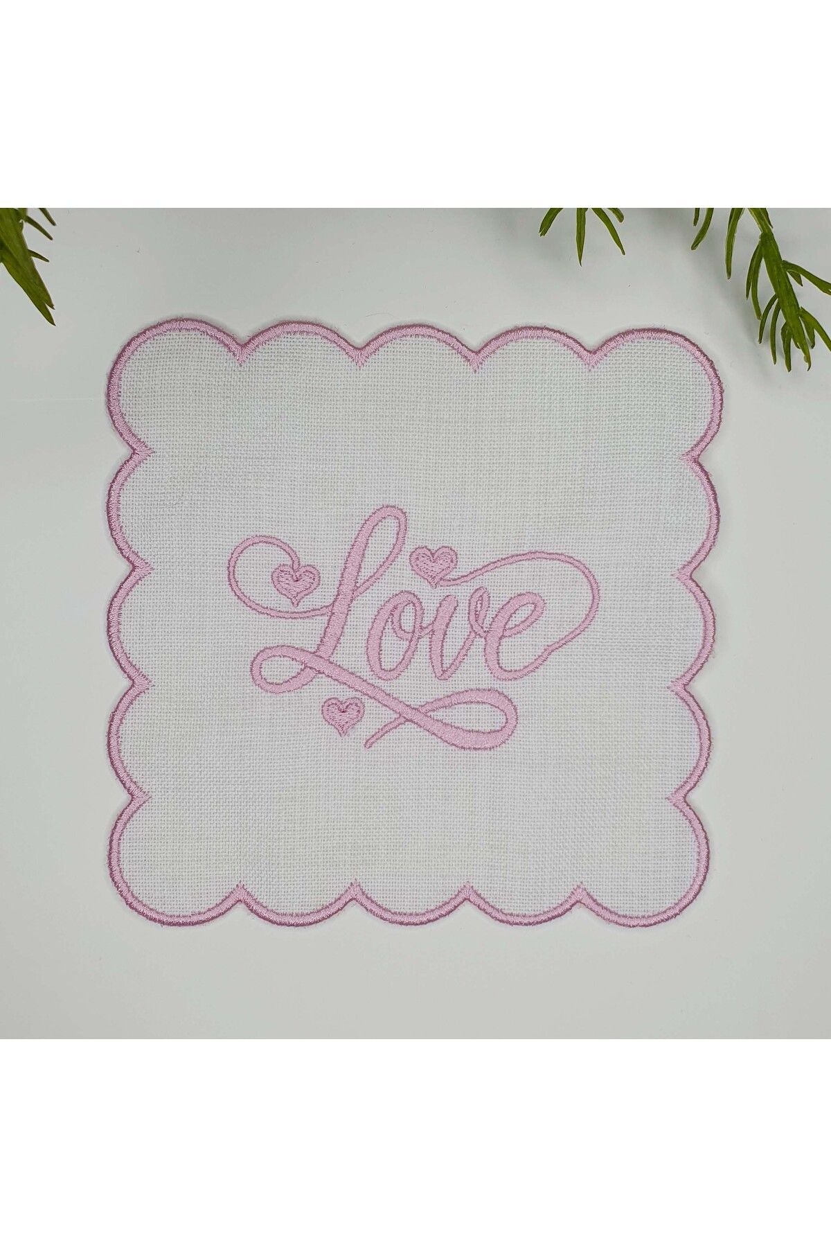 Pastel Pembe Love Yazılı Kalp Tasarımlı Nakışlı Kumaş Kokteyl Peçetesi 1 Adet
