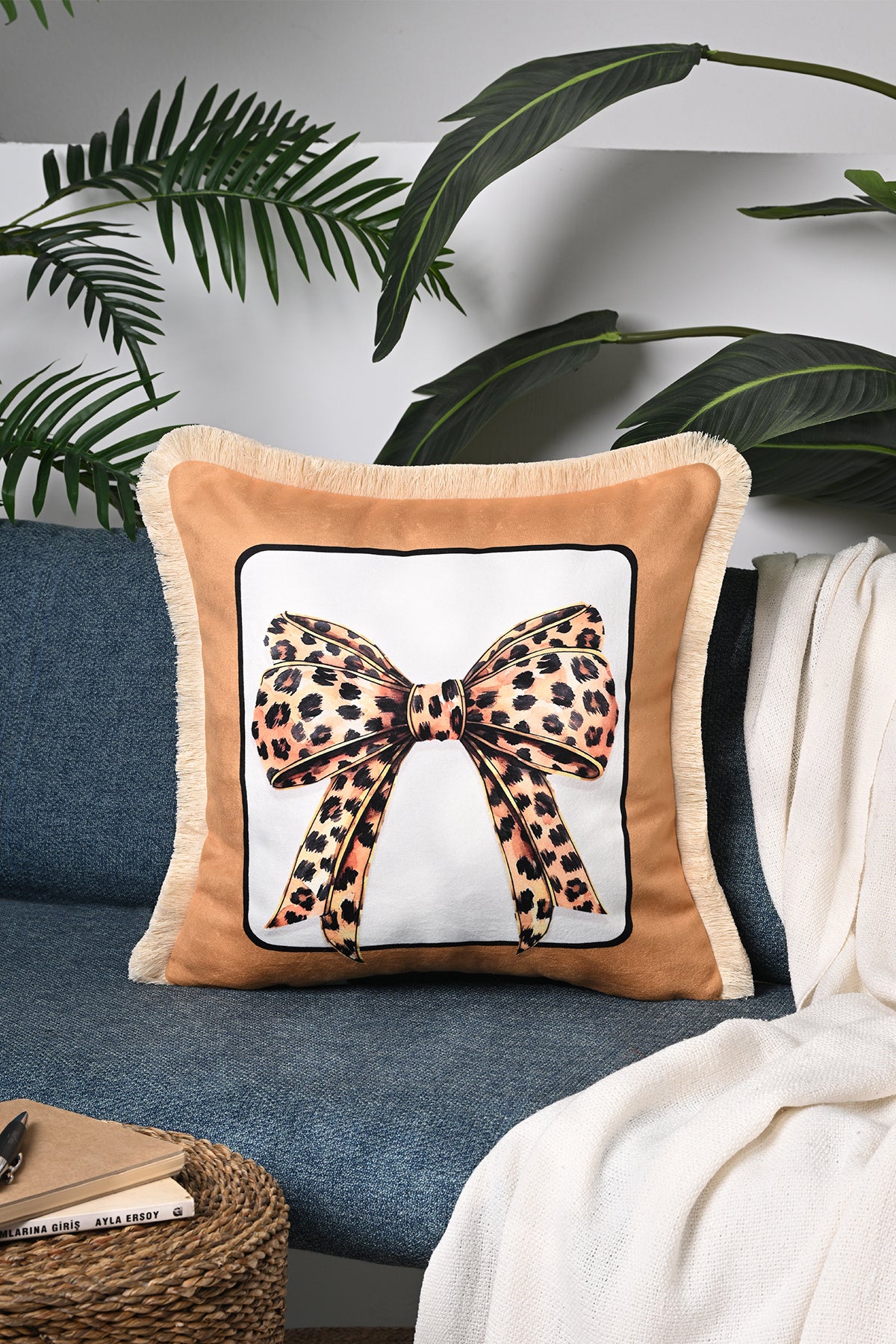Leopar Kurdele Tasarımlı Saçaklı Kadife Kırlent Kılıfı - 43x43cm