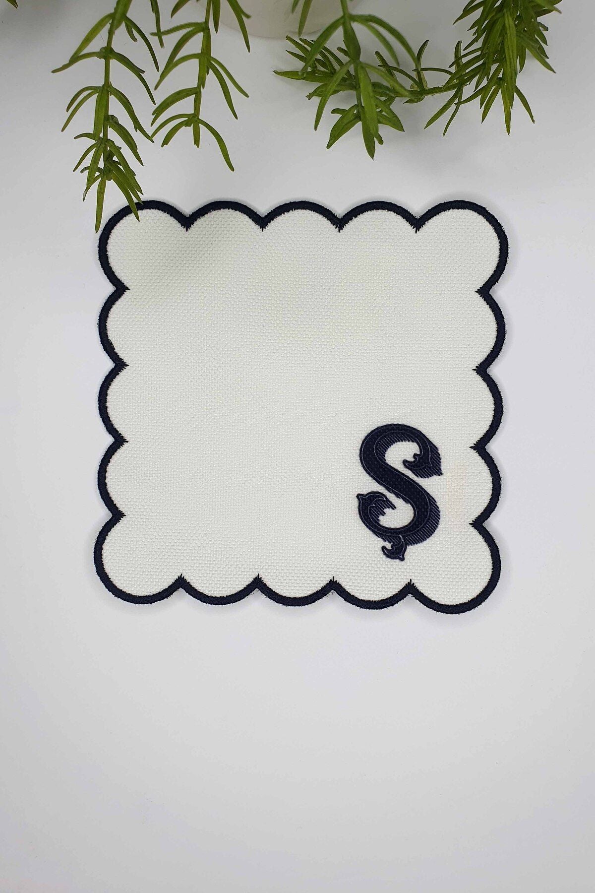 Ş Harfi Minimal Monogramlı Siyah Nakış Kenarlı Beyaz Kokteyl Peçetesi 1 Adet