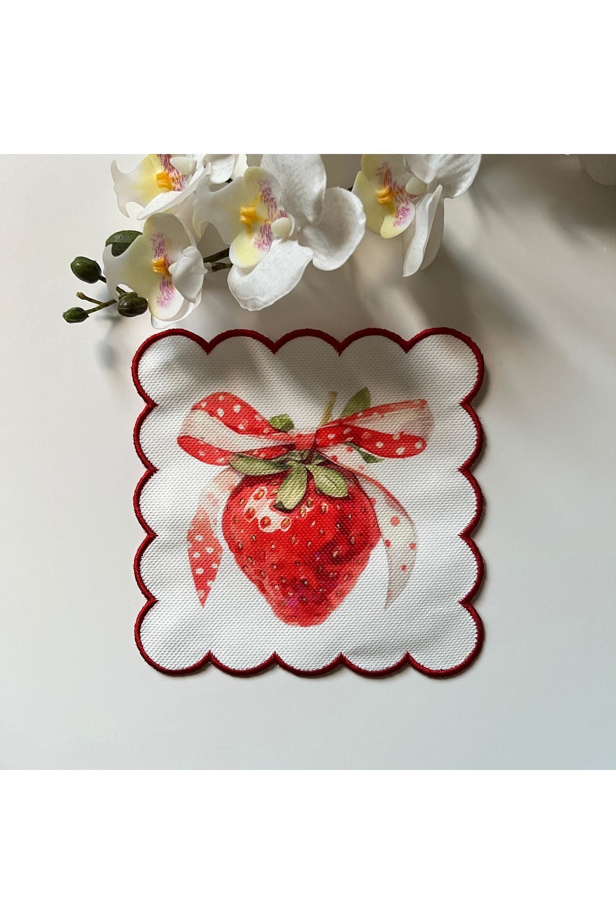 FiyonkLu Çilek Desenli Dijital Baskılı, Kenarı Nakışlı Dekoratif Kokteyl Peçeteleri