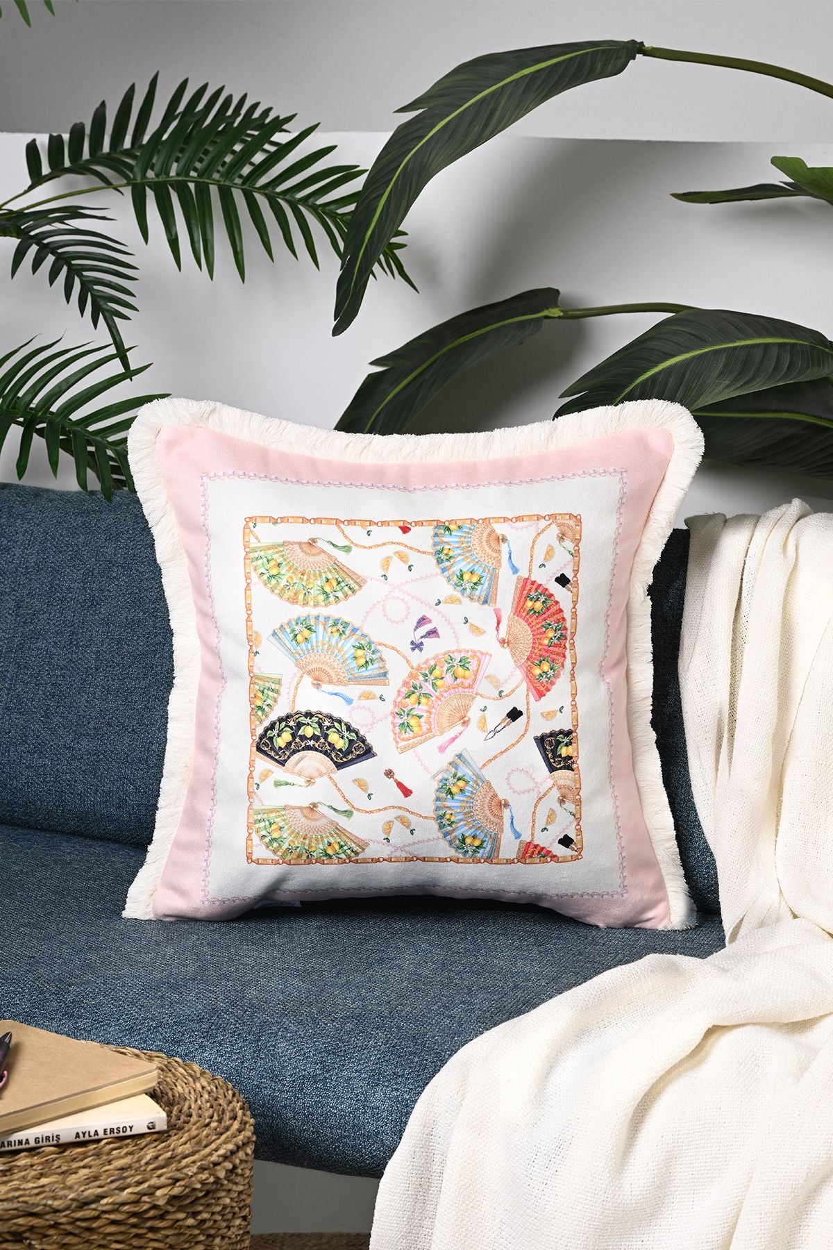 Orient Charm – Yelpaze ve İnci Bordür Tasarımlı Saçaklı Kadife Kırlent Kılıfı - 43x43cm