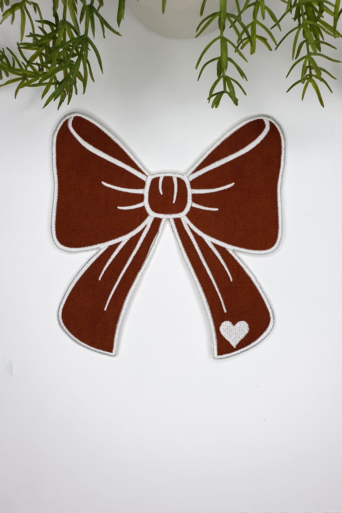 Kurdele Şeklinde Koyu Kiremit Kumaş Beyaz Nakış Kokteyl Peçetesi 1 Adet