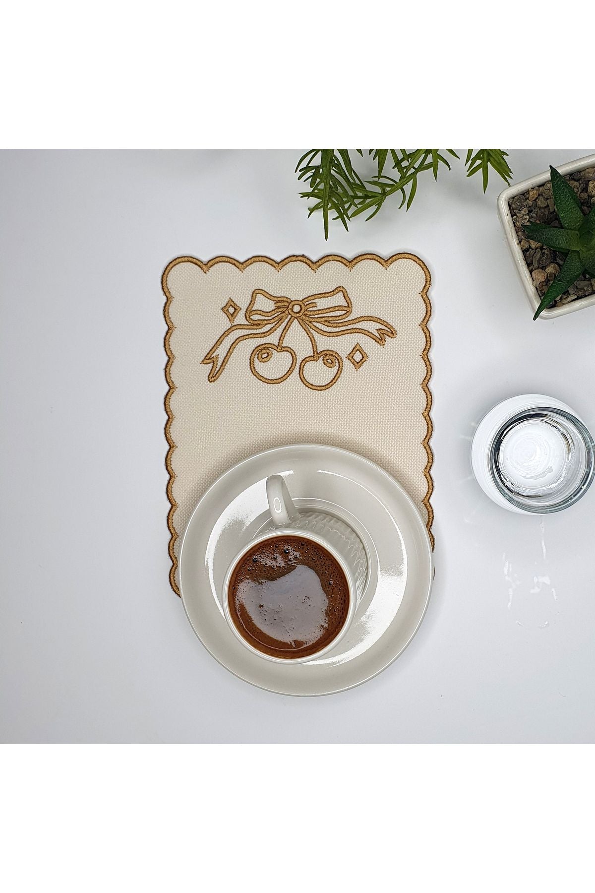 Vişne Tasarım Bej Rengi Altın Nakışlı Kumaş Kokteyl Peçetesi 1 Adet