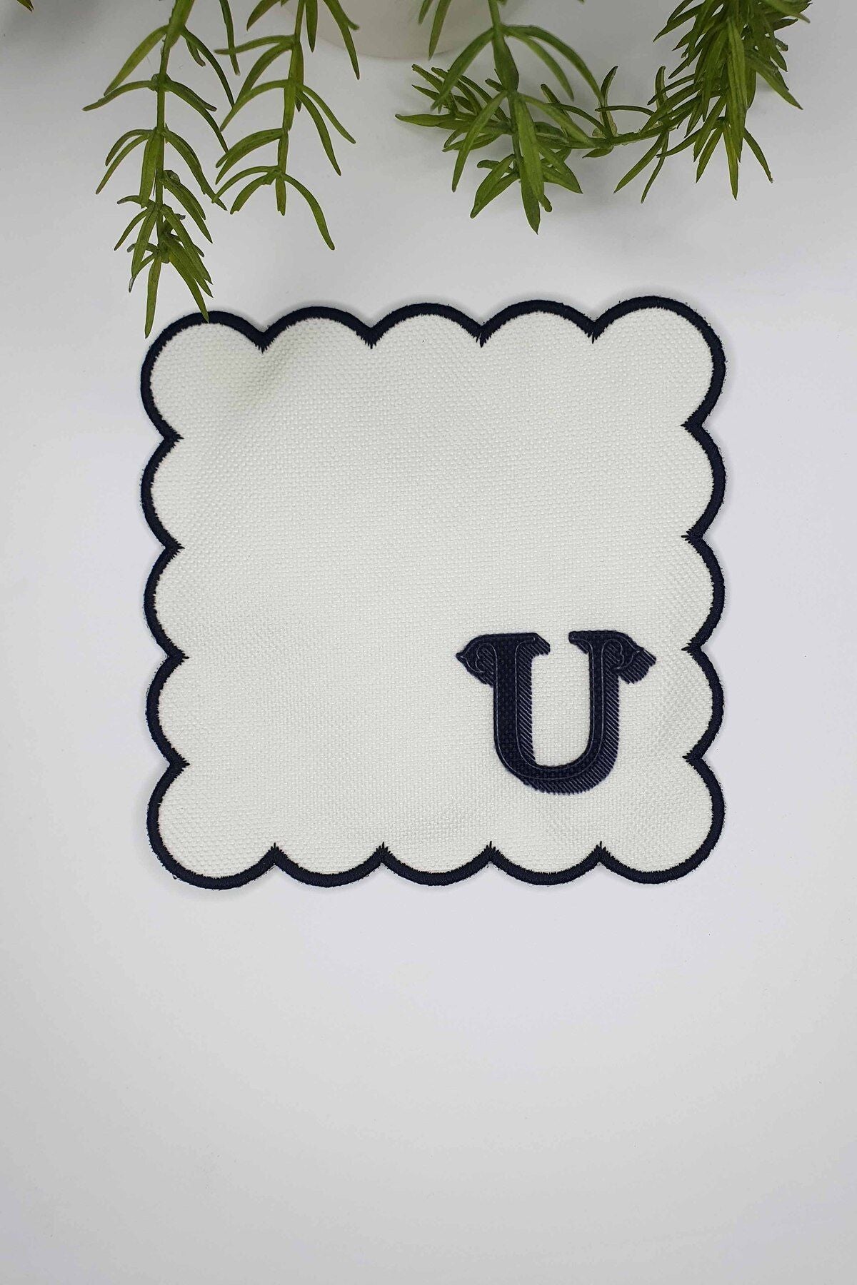 U Harfi Minimal Monogramlı Siyah Nakış Kenarlı Beyaz Kokteyl Peçetesi 1 Adet