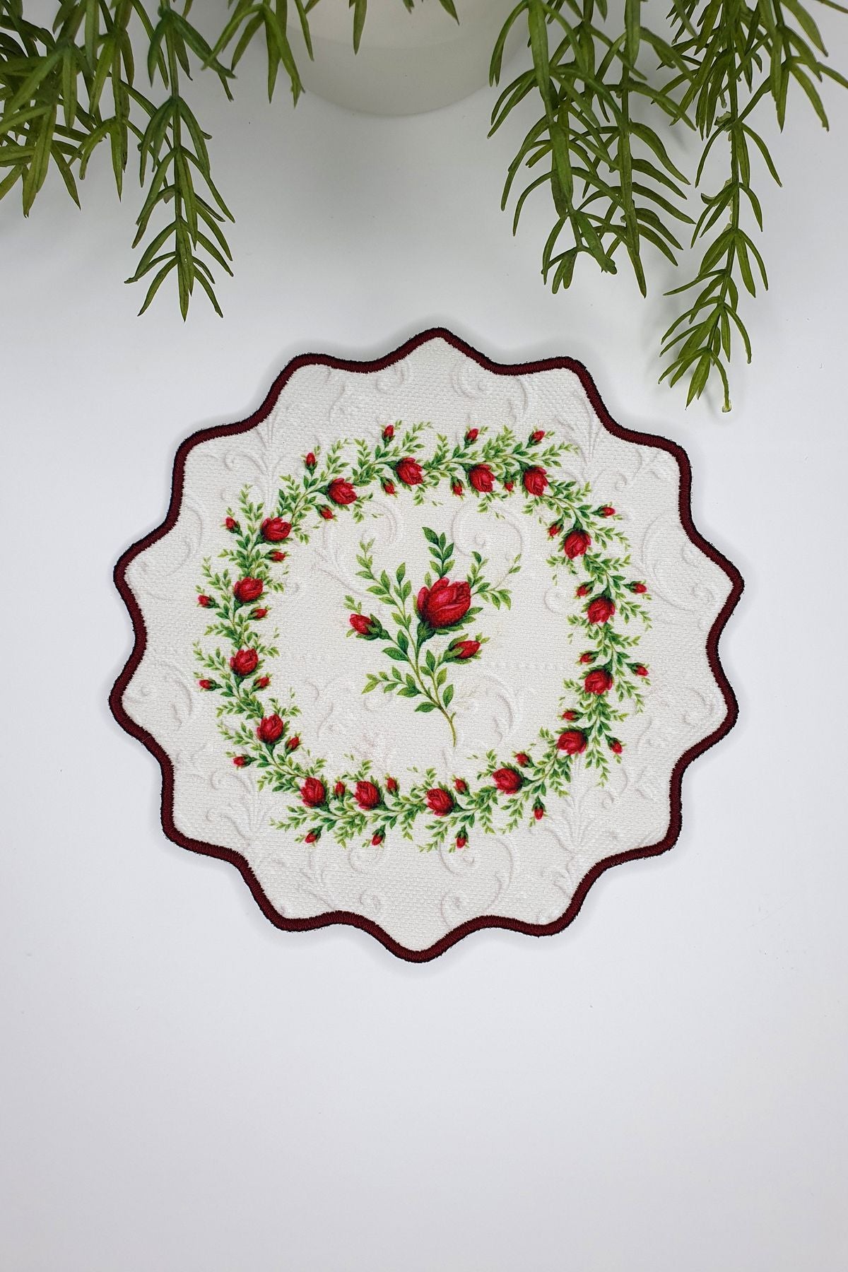 Kırmızı Zarif Gül Desenli Nakış Kenar Kumaş Kokteyl Peçetesi 1 Adet