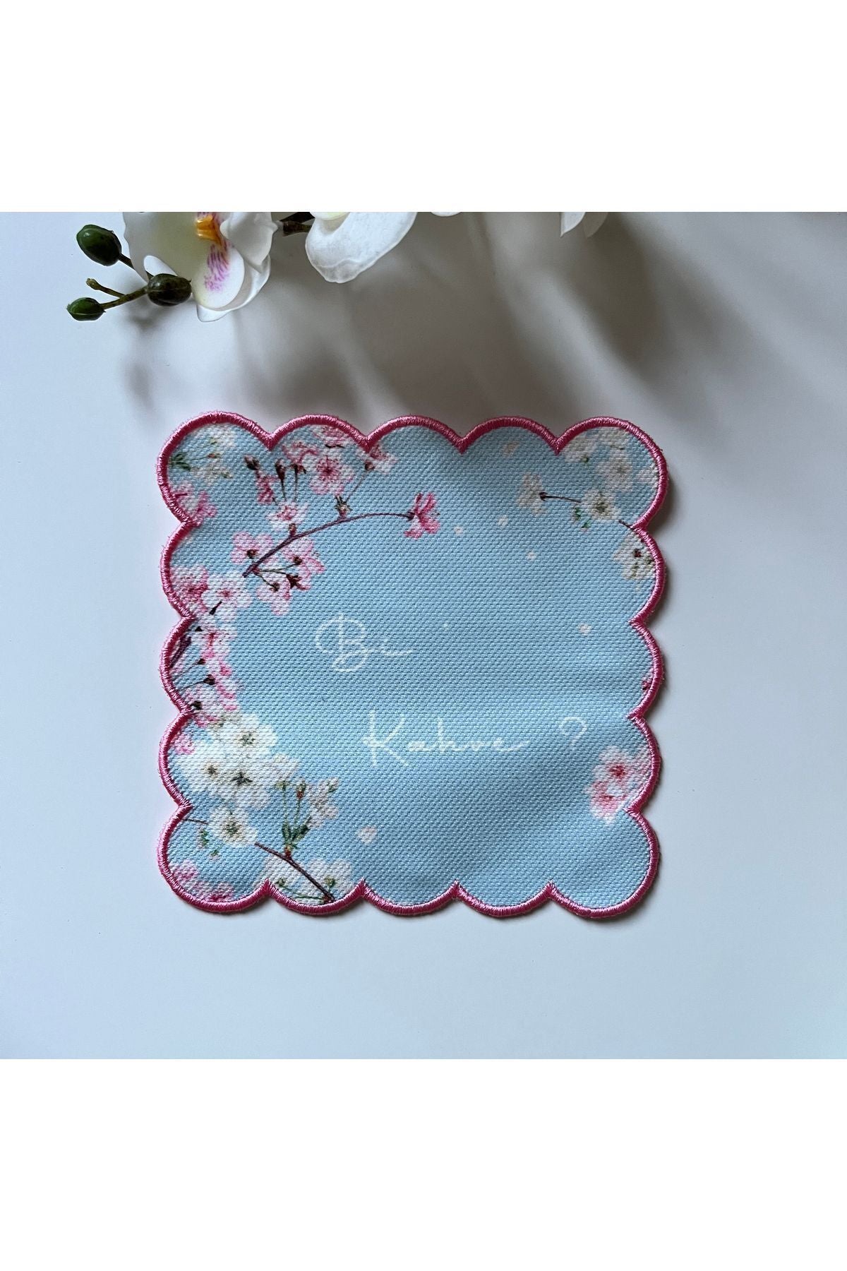 Sakura Bi Kahve Desenli Dijital Baskılı, Kenarı Pembe Nakışlı Dekoratif Kokteyl Peçeteleri