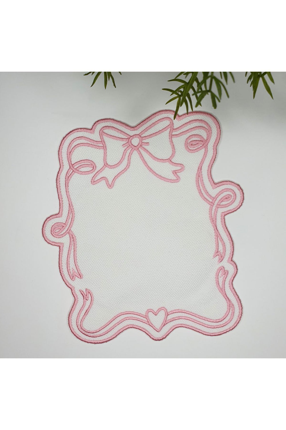 Fiyonk Tasarım Beyaz Renk Pembe Nakışlı Kumaş Kokteyl Peçetesi 1 Adet - Decofav | Kırlent, Sofra Tekstili, Kumaş