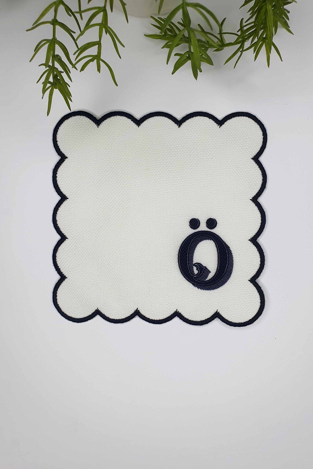 Ö Harfi Minimal Monogramlı Siyah Nakış Kenarlı Beyaz Kokteyl Peçetesi 1 Adet
