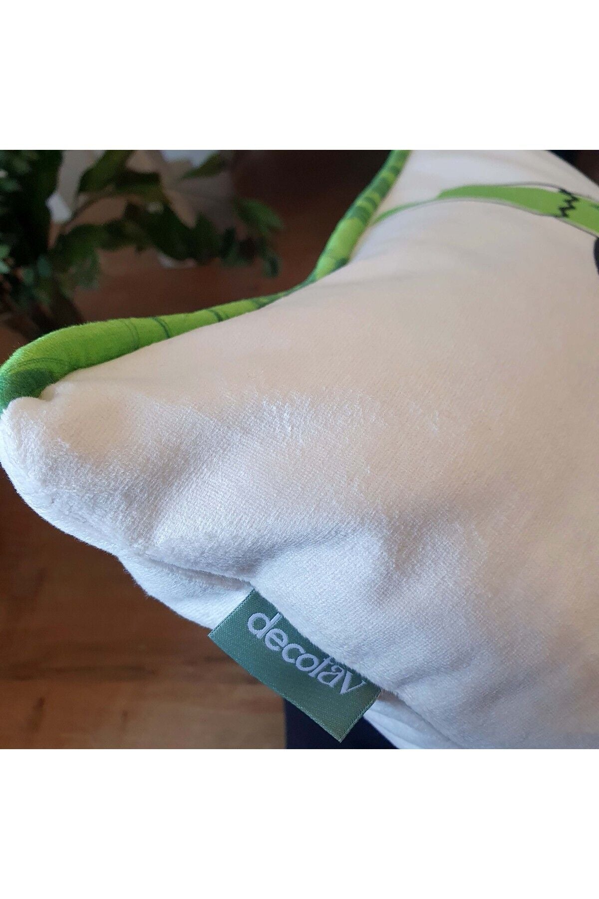 Oyuncu ve Utangaç Panda Desenli Bambu Fitilli Kadife Kırlent Kılıfı