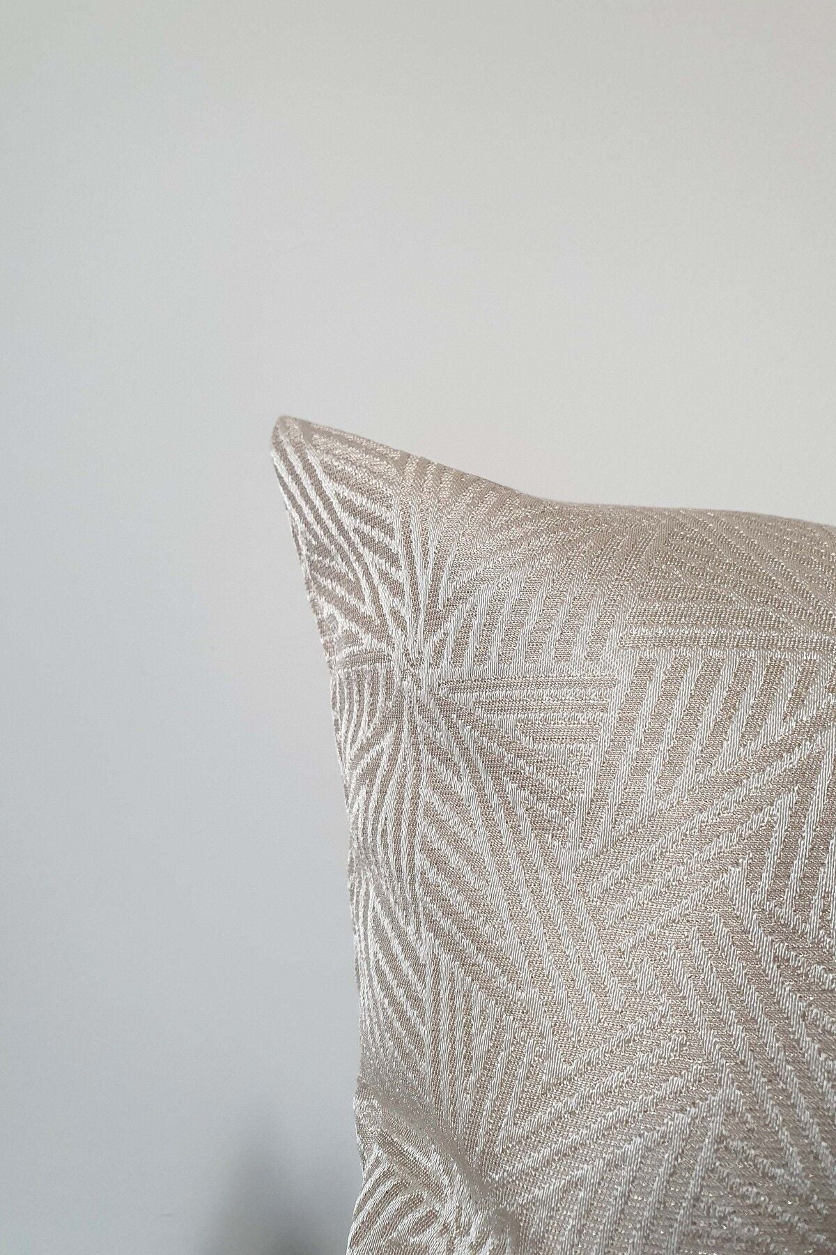 Bej Geometrik Jakar Dokulu Kırlent Kılıfı 43x43cm