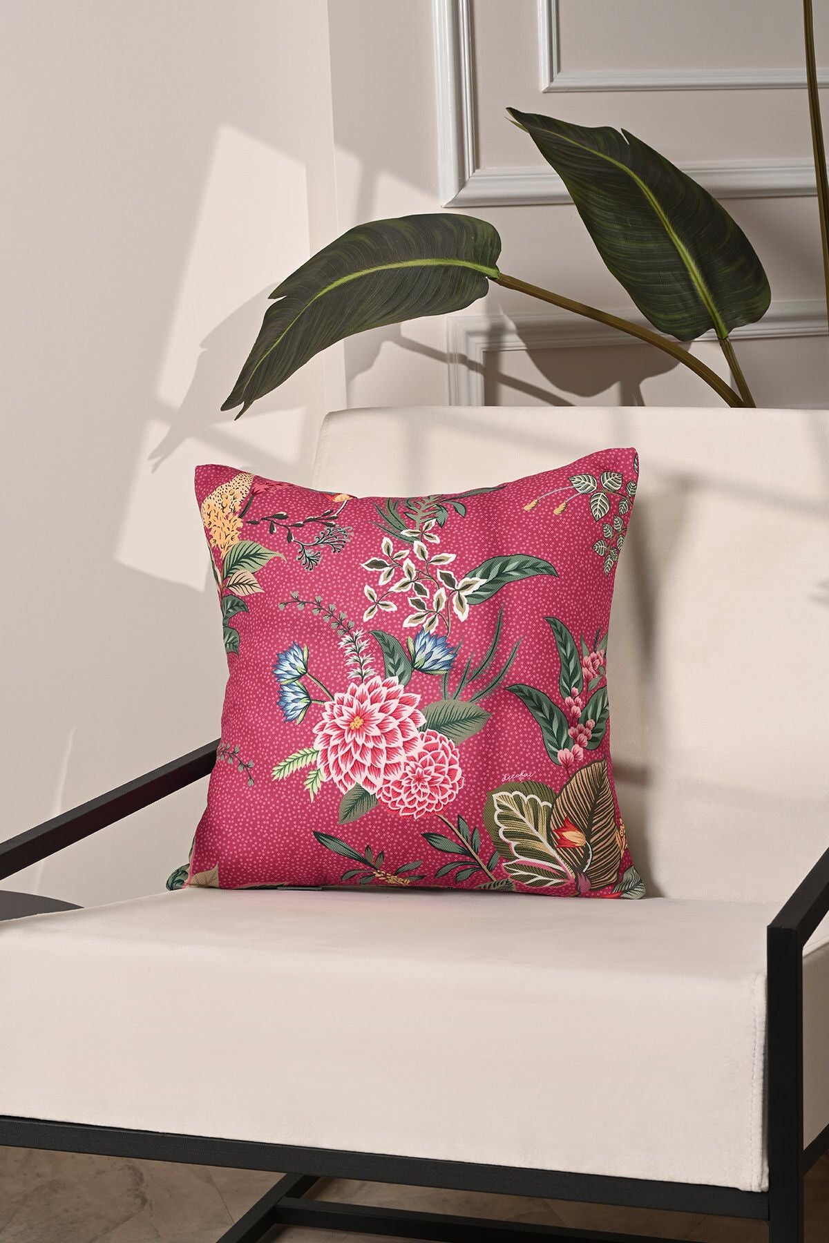 Pembe Zemin Botanik Çiçekler Tasarımlı Kırlent Kılıfı - 43x43 cm, Gizli Fermuarlı