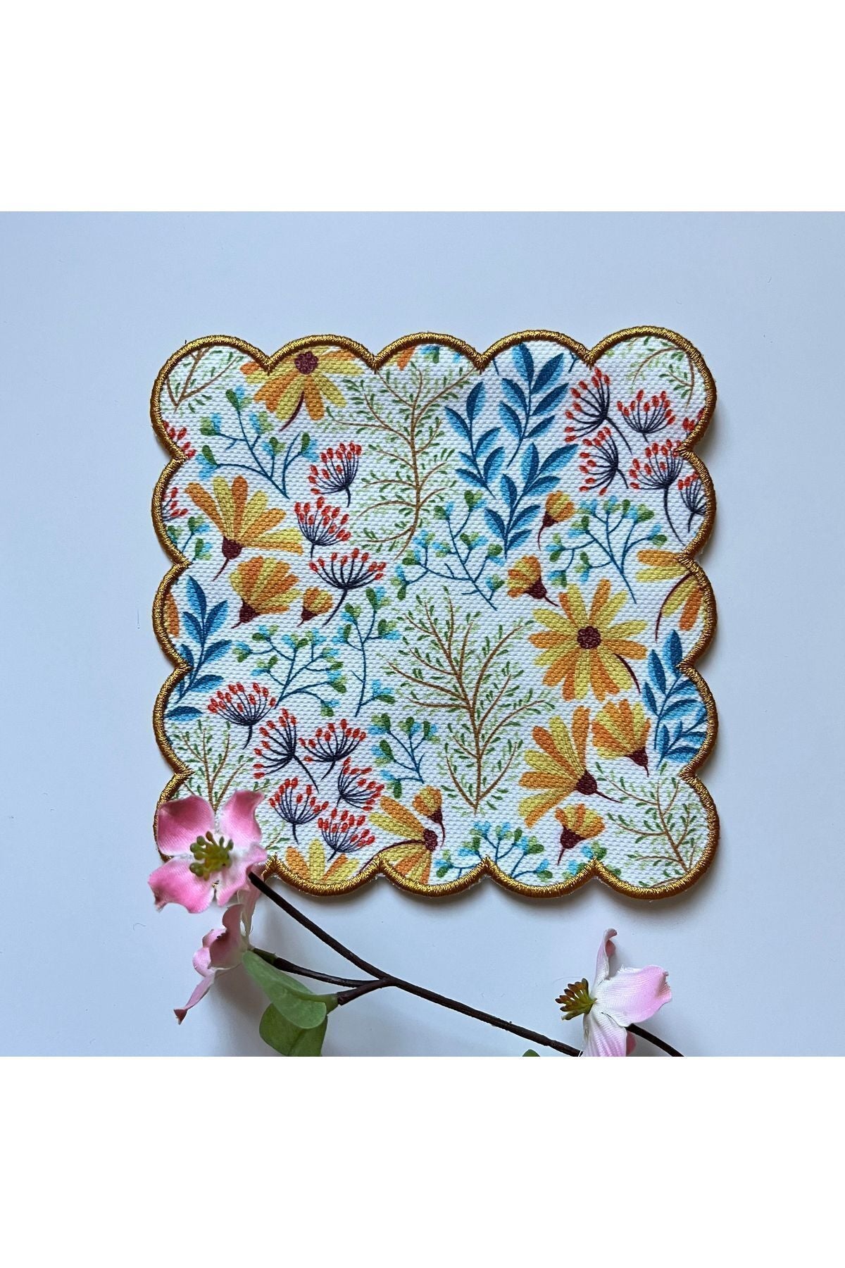 Kır Çiçekli Dijital Baskılı, Kenarı Hardal  Nakışlı Dekoratif Kokteyl Peçeteleri