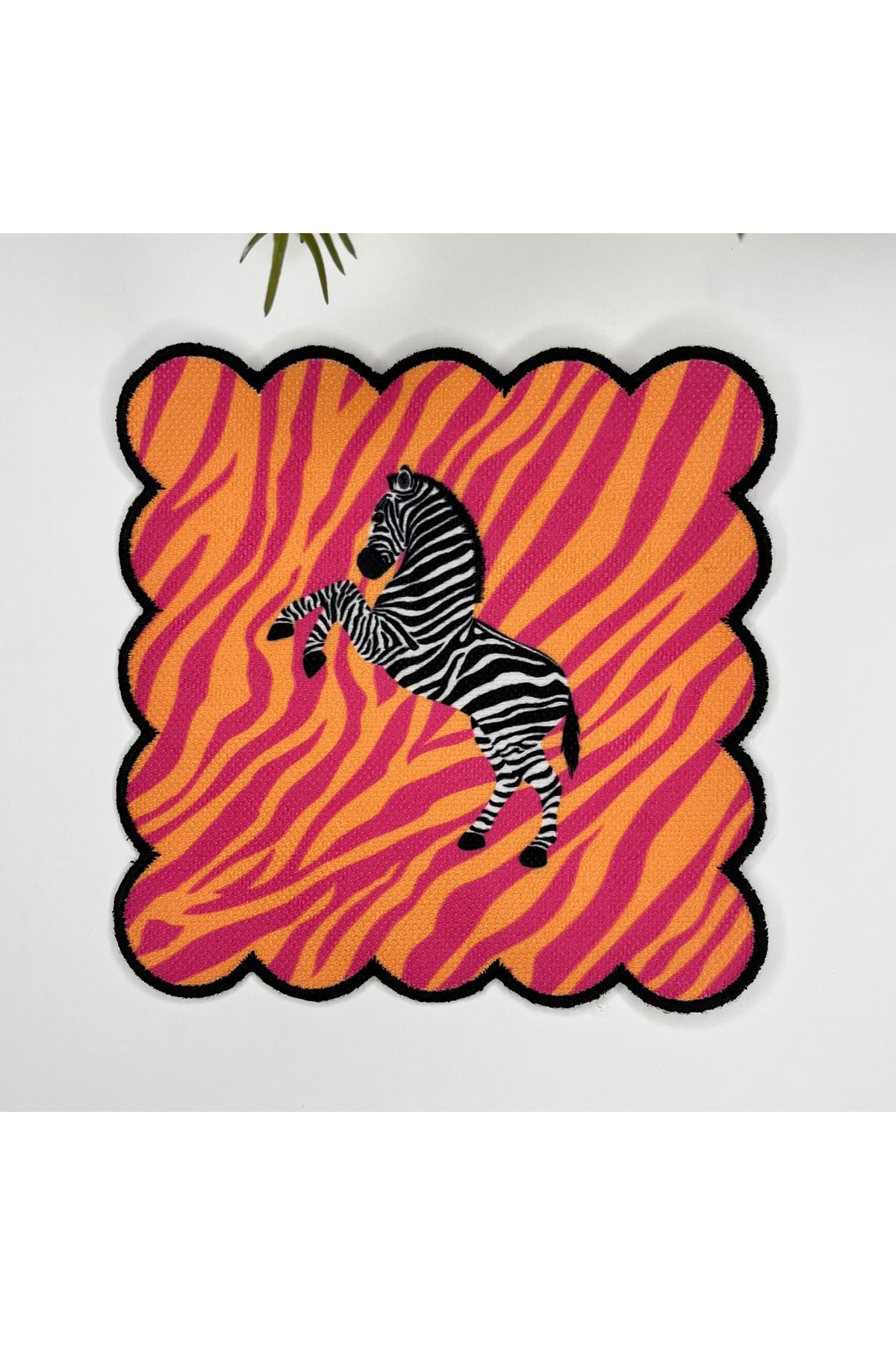 Pembe Turuncu Zemin Zebra Tasarımlı Nakış Kenar Kumaş Kokteyl Peçetesi 1 Adet