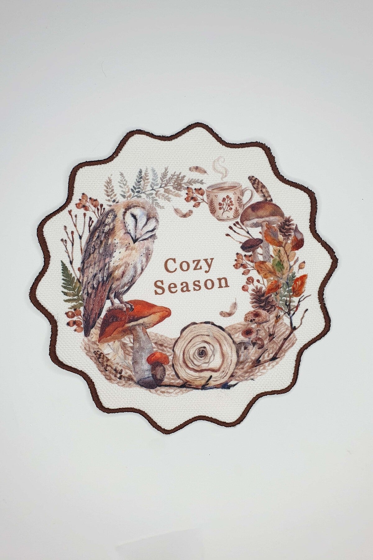 Peçeli Baykuş ve "Cozy Season" Yazılı Sonbahar Mantar Desenli Kenar Nakışlı Kokteyl Peçetesi 1 Adet