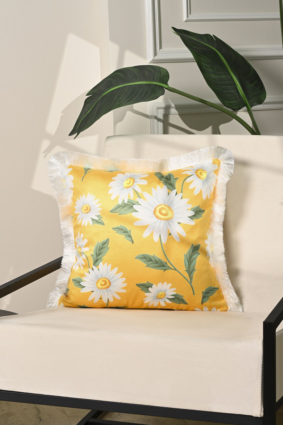 Sulu Boya Papatya Desenli Kadife Kırlent Kılıfı Saçak Detaylı - 43x43cm