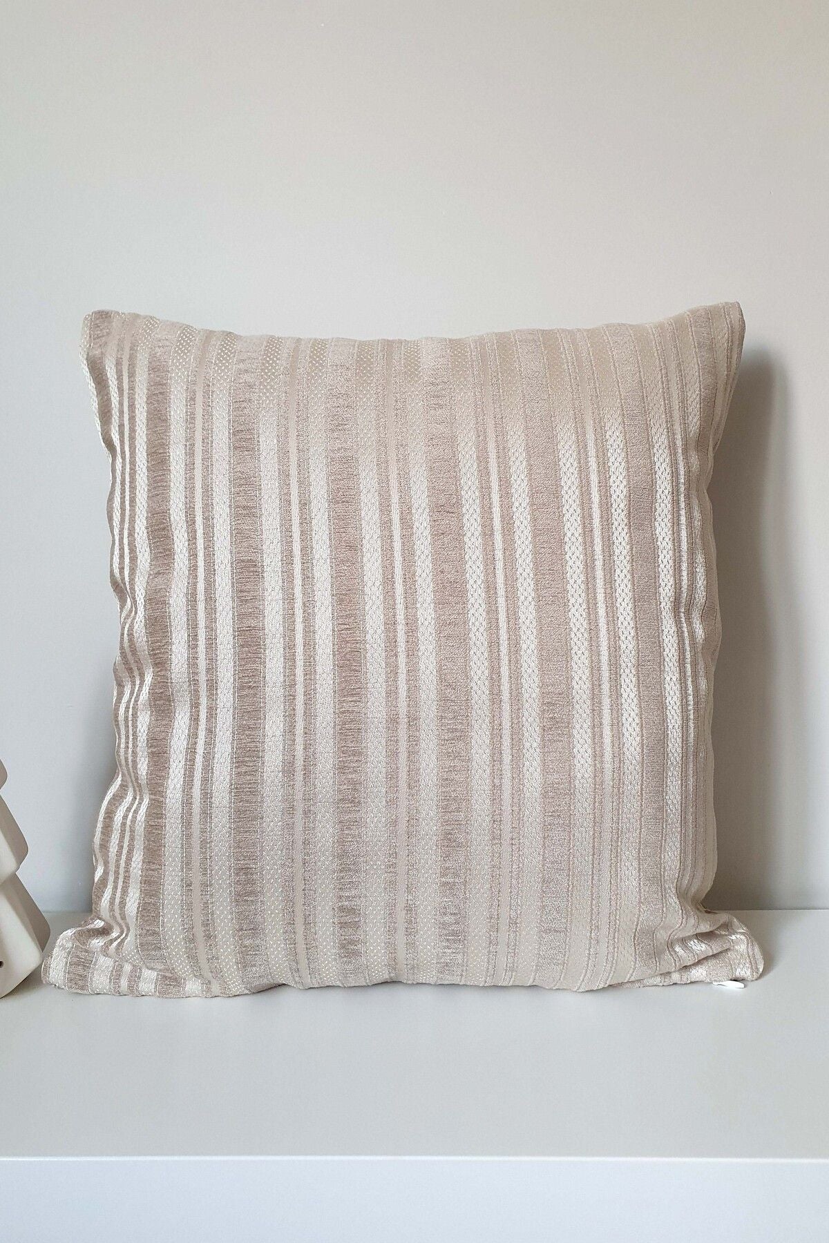 Bej Simli Çizgili Kırlent Kılıfı 43x43cm