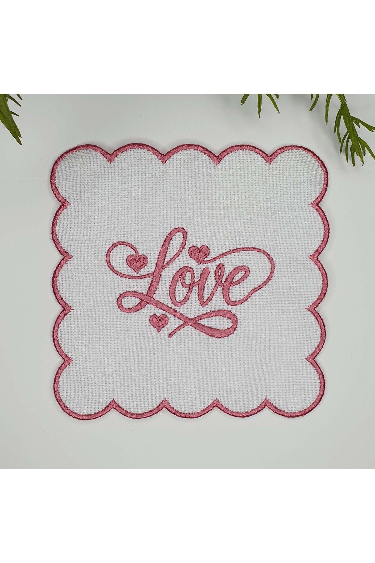 Flamingo Pembesi Love Yazılı Kalp Tasarımlı Nakışlı Kumaş Kokteyl Peçetesi 1 Adet