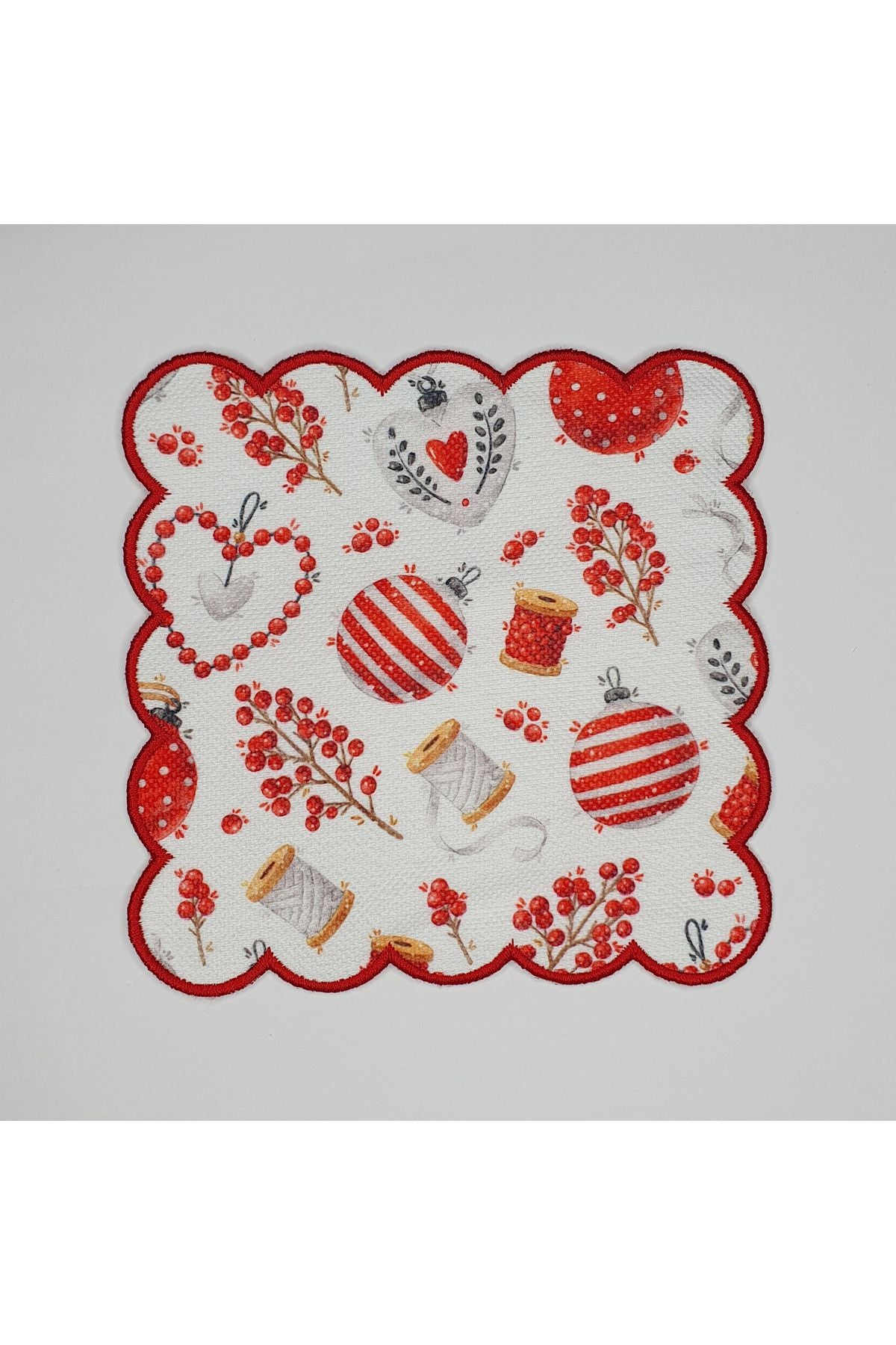 Sulu Boya Kırmızı Yılbaşı Objeleri Desenli Etrafı Nakışlı Kokteyl Peçetesi