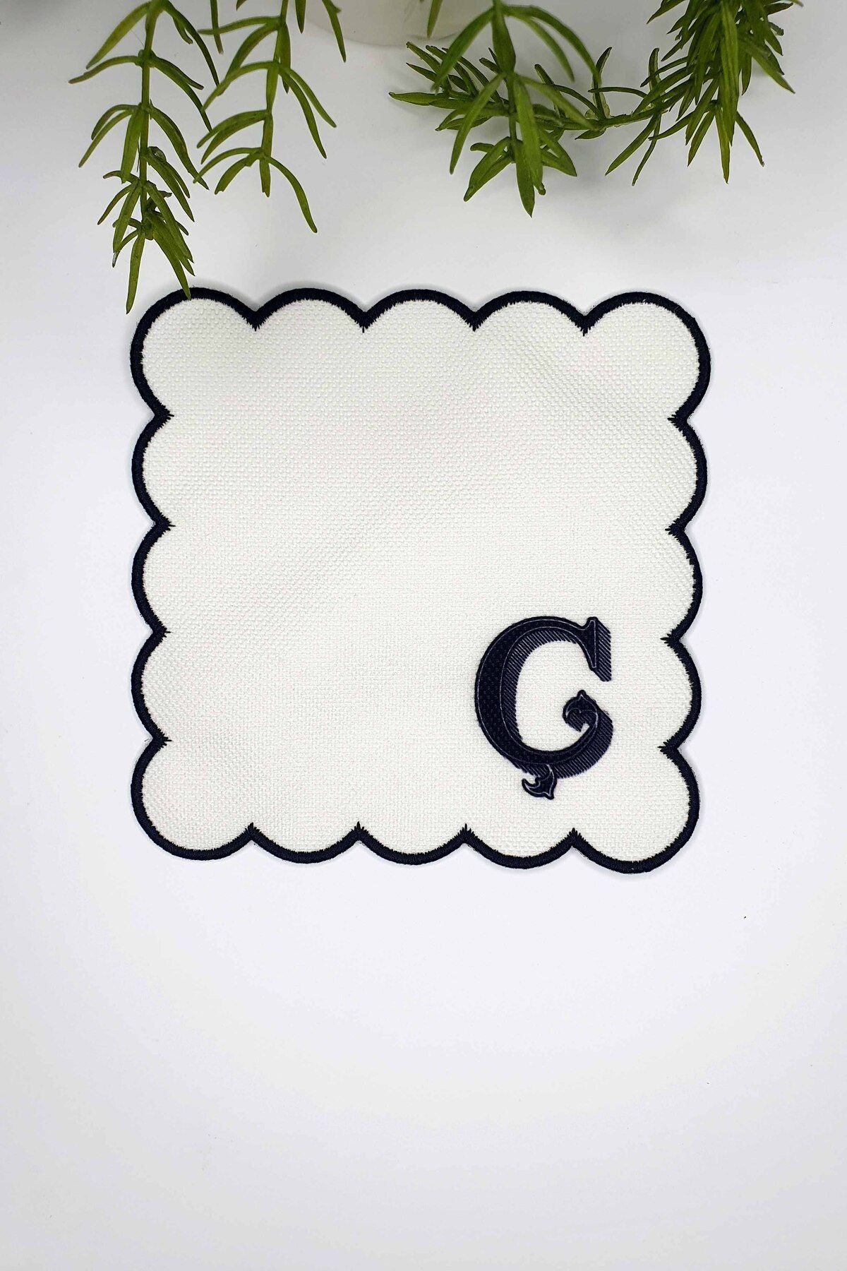 Ç Harfi Minimal Monogramlı Siyah Nakış Kenarlı Beyaz Kokteyl Peçetesi 1 Adet