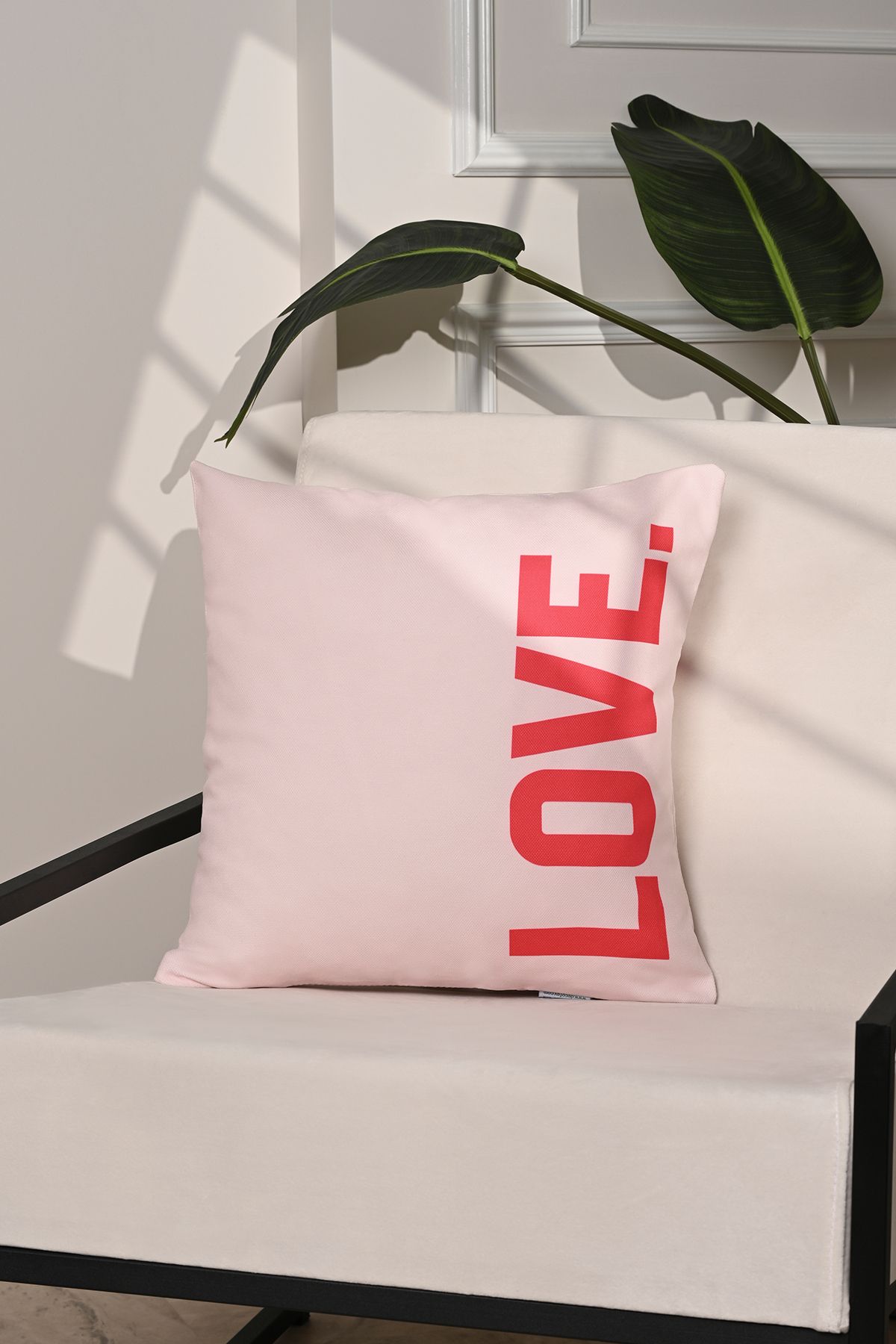 Bold Love Dikey Yazılı Minimal Kırlent Kılıfı – 43x43cm