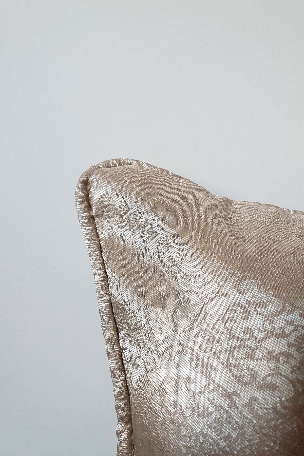 Şampanya Jakarlı Saten Fitilli Kırlent Kılıfı 43x43cm