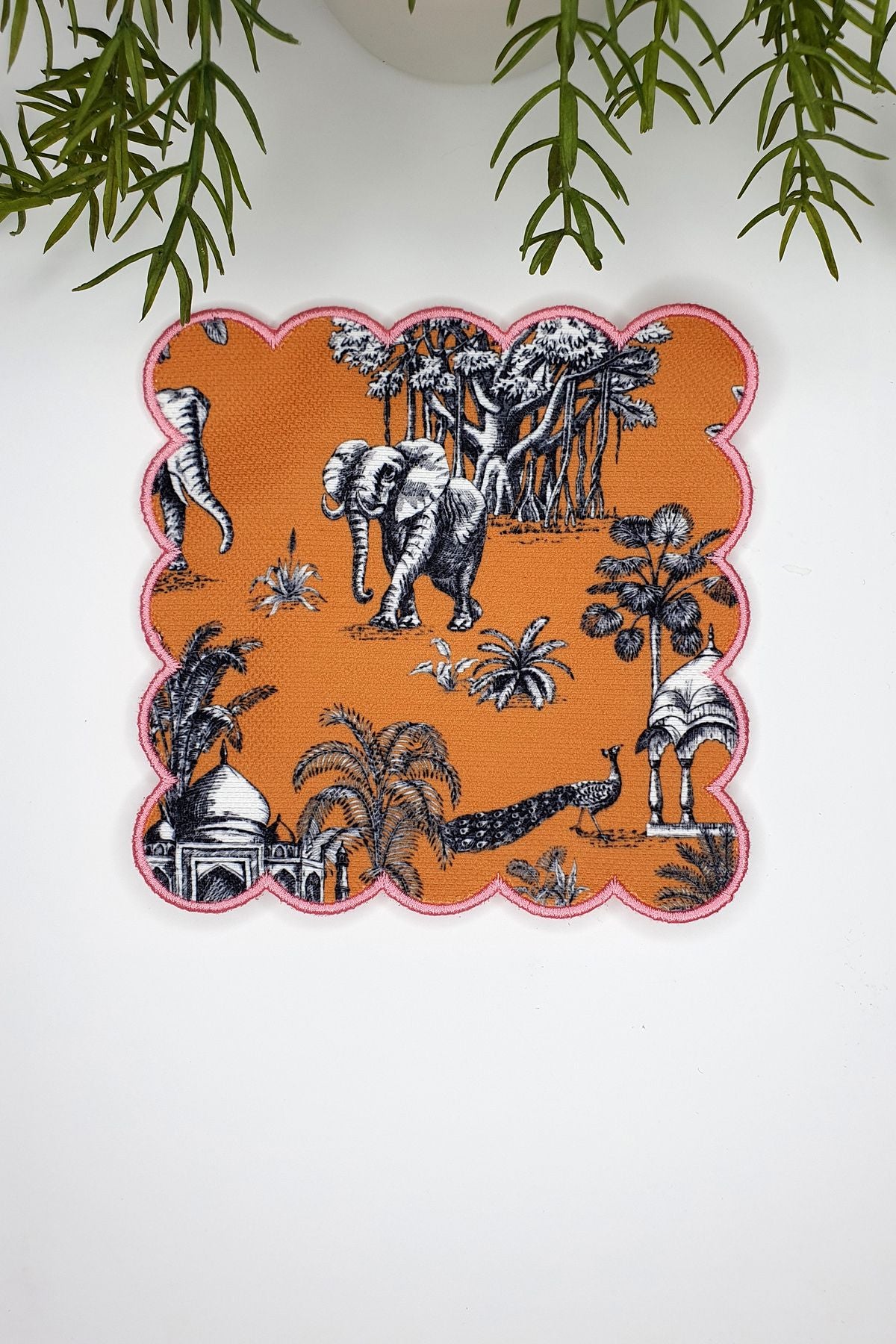 Toile Tarzı Fil ve Orman Çizimi Tasarımlı Pembe Nakış Kenar Kokteyl Peçetesi 1 Adet